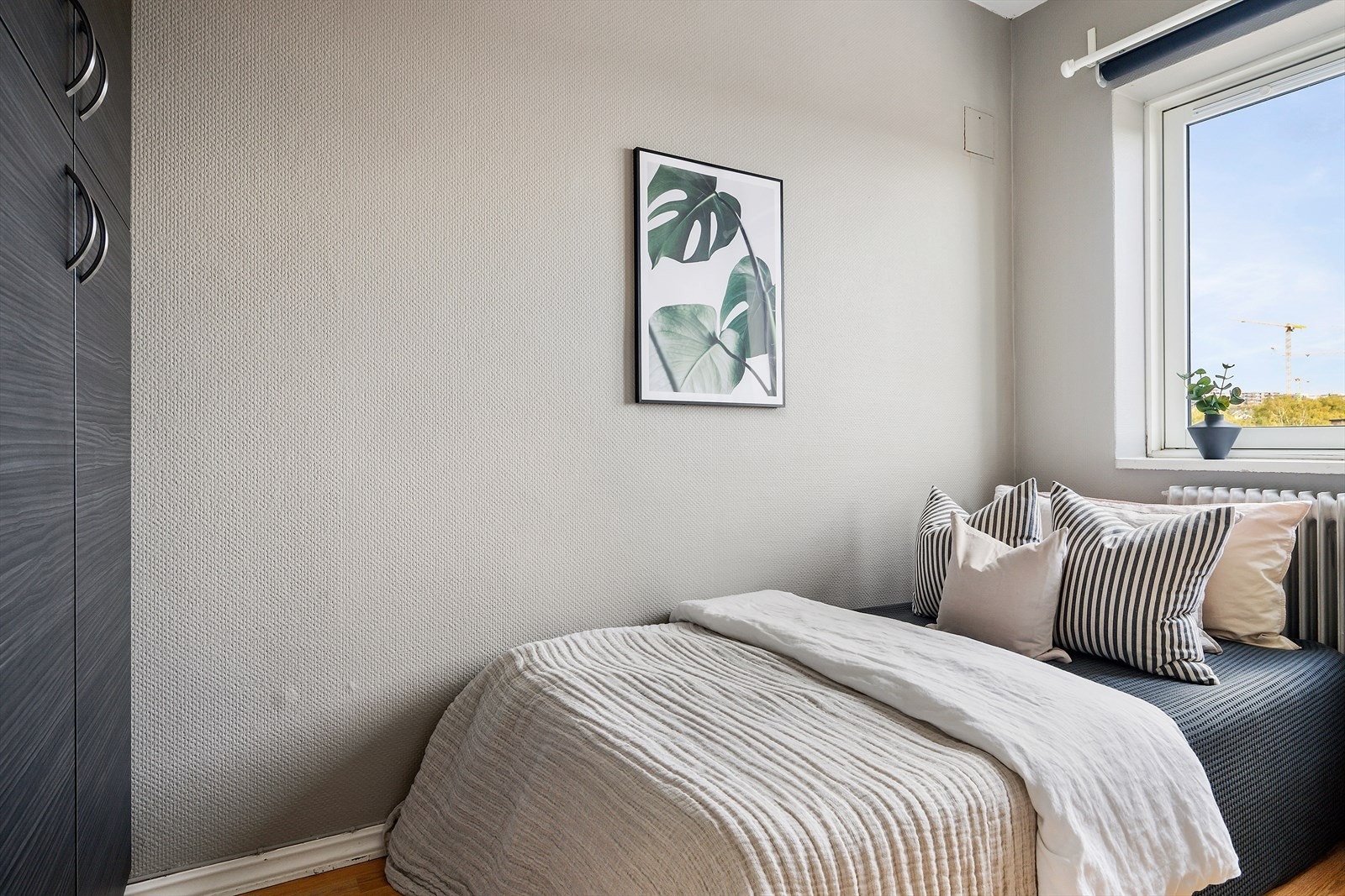 Soverommet 2 har plass til seng og garderobeskap for oppbevaring. Galleribilde