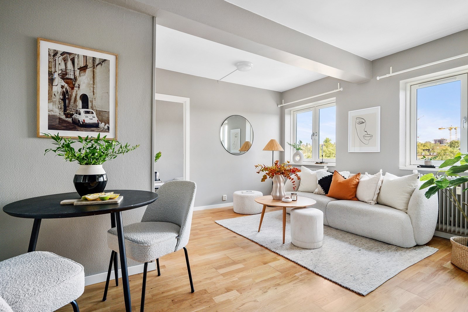 Leiligheten har store vindusflater som gir flott lysinnslipp i rommet. Galleribilde