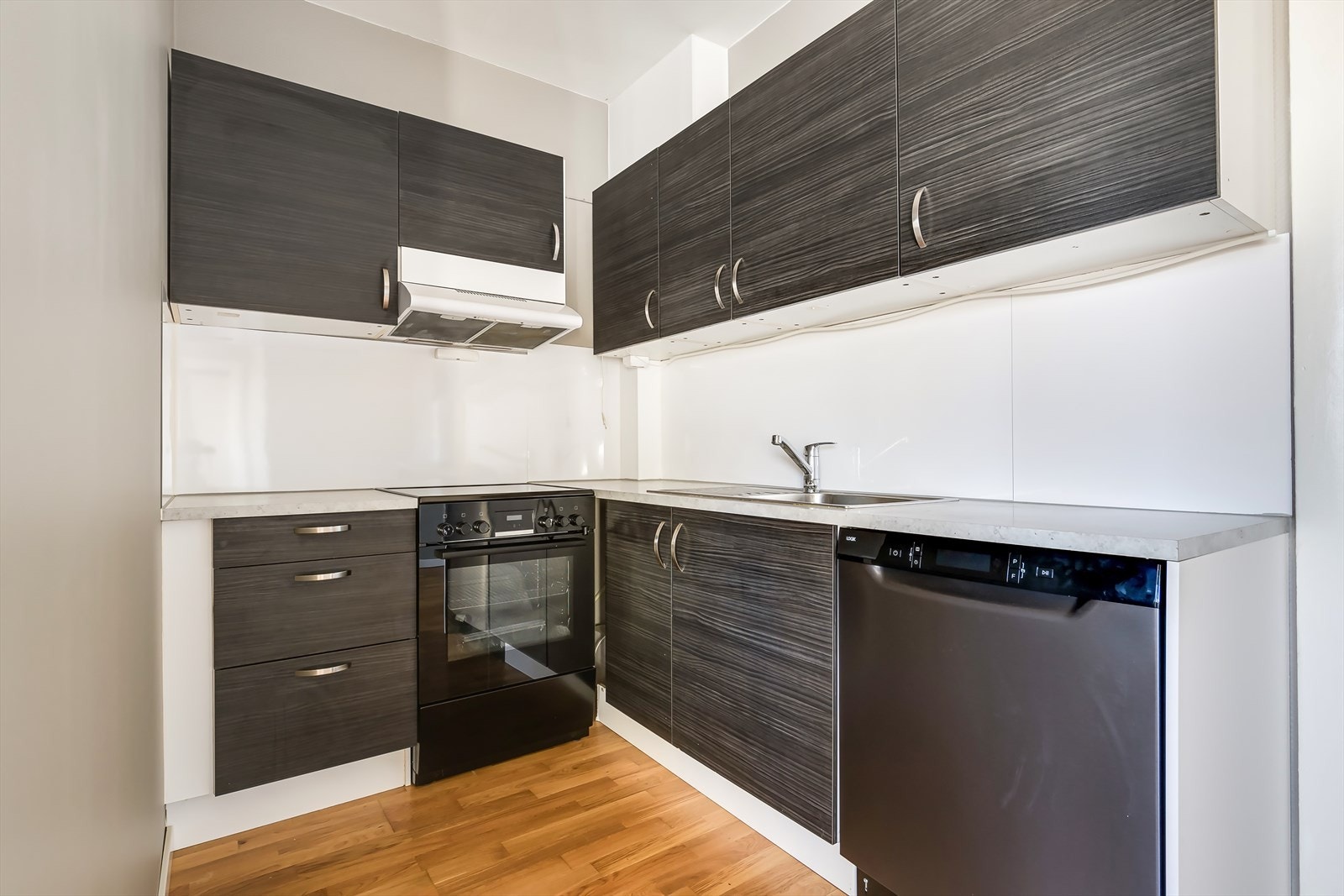 Kjøkkenet er godt utnyttet med rikelig skap- og benkeplass. Galleribilde