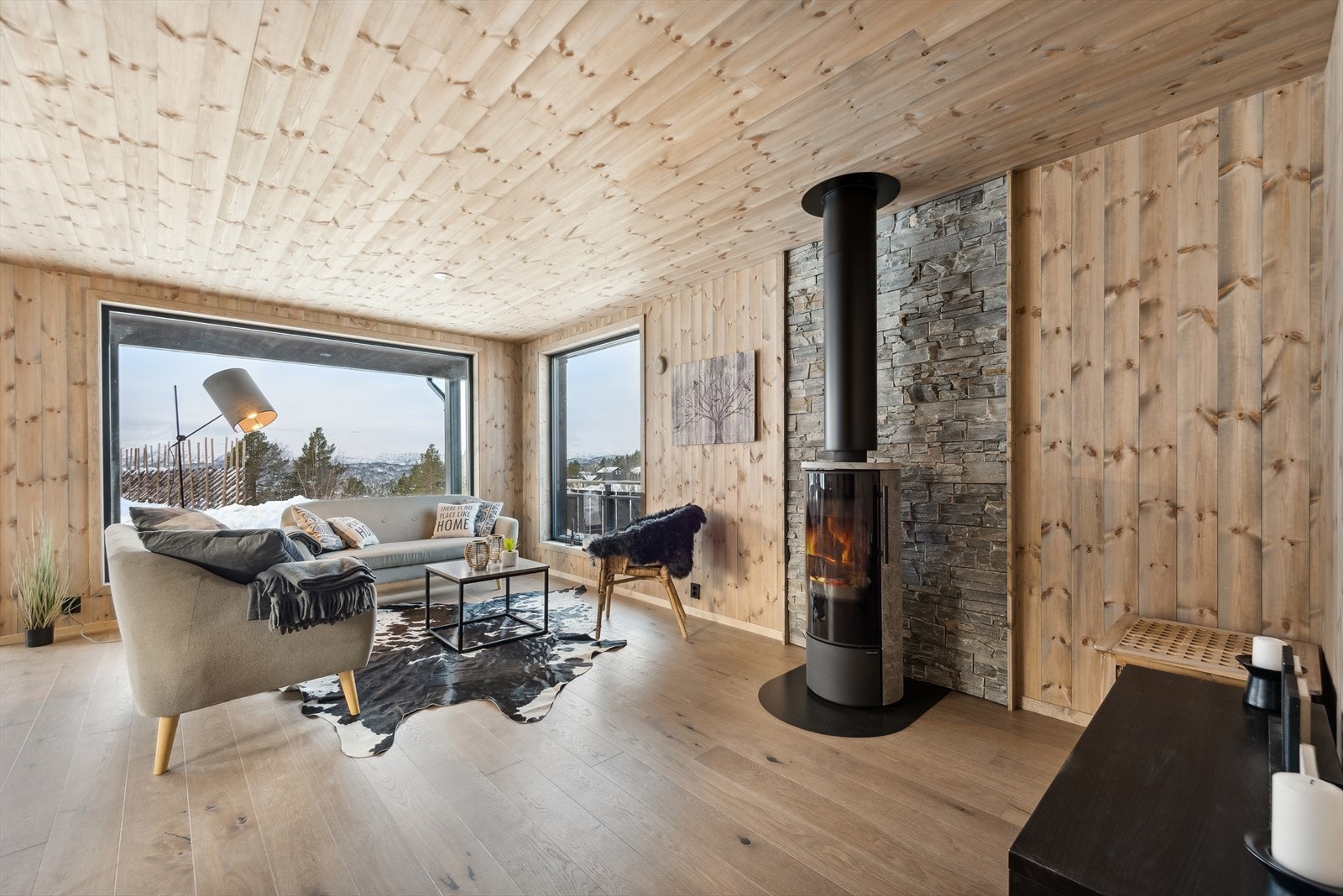 Med delvisåpen kjøkkenløsning og storslått utsikt er stuen det naturlige samlingspunkt. Her bys det til hyggelige måltider, så vel som kvelder med spill og
avslapping i sofakroken. Galleribilde