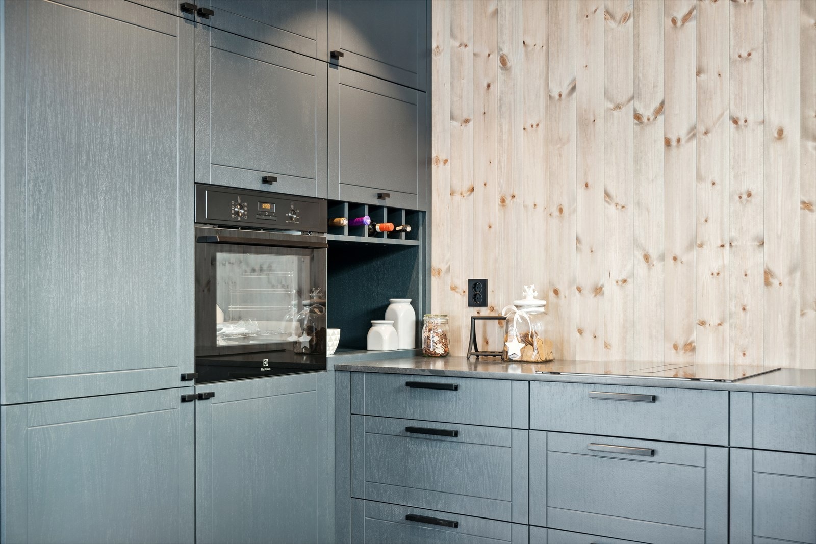 Kjøkkenet ligger delsvis åpent mot stuen og har en u form som et naturlig skille mellom rommene. Her er det med andre ord enkelt å tilberede måltider og samtidig være sosial. Galleribilde