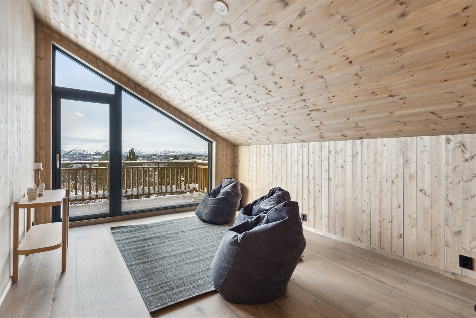 I andre etasje har hytta en tiltalende loftstue som ligger i tilknytning til soverommene. Her er det fine muligheter for at de voksne kan slappe av nede, mens
de yngre har en egen avdeling oppe. Galleribilde