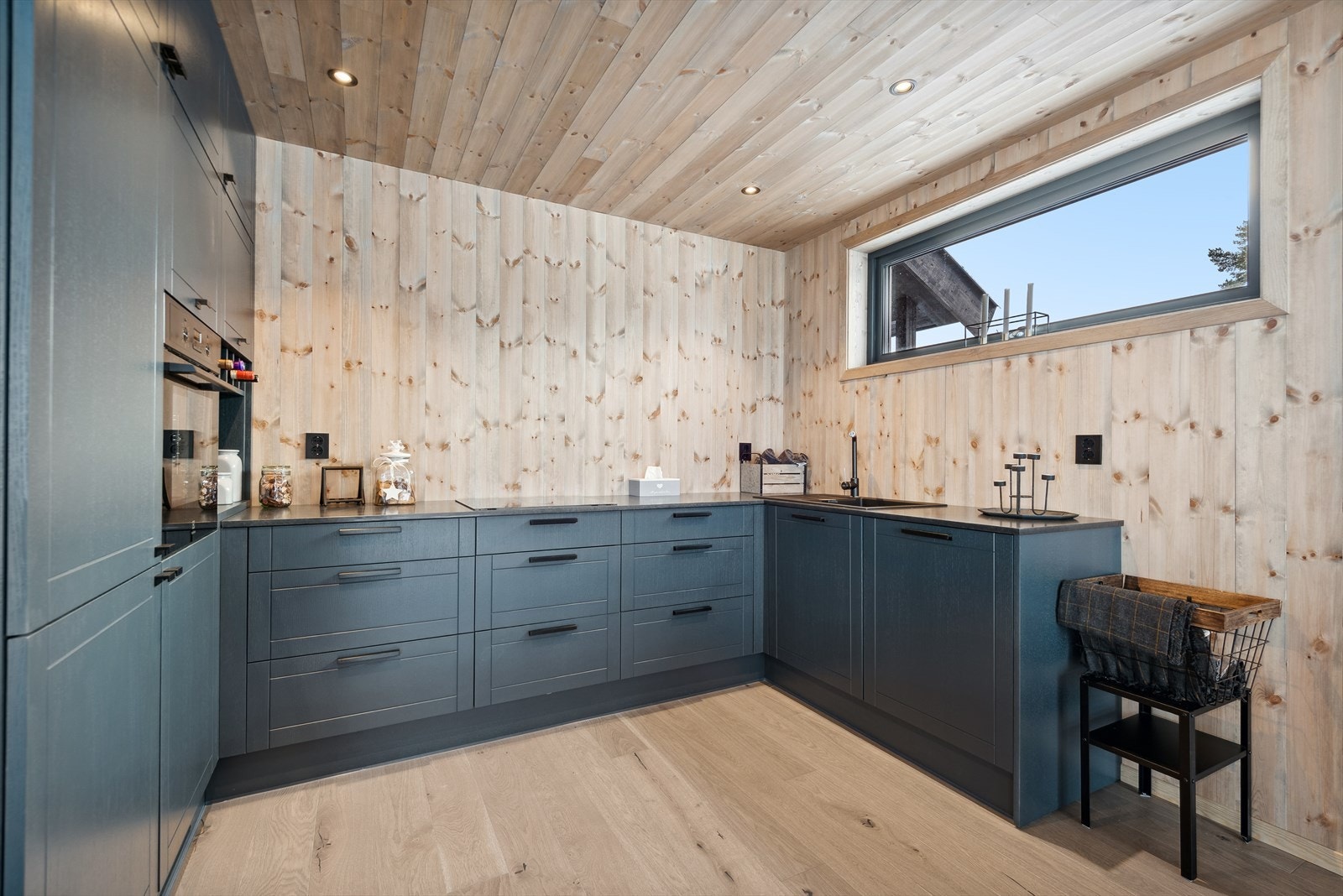 Kjøkkeninnredning med god benkeplass, skapplass i over og underskap. Tekniske moderne detaljer som er verdt å merke seg. Galleribilde