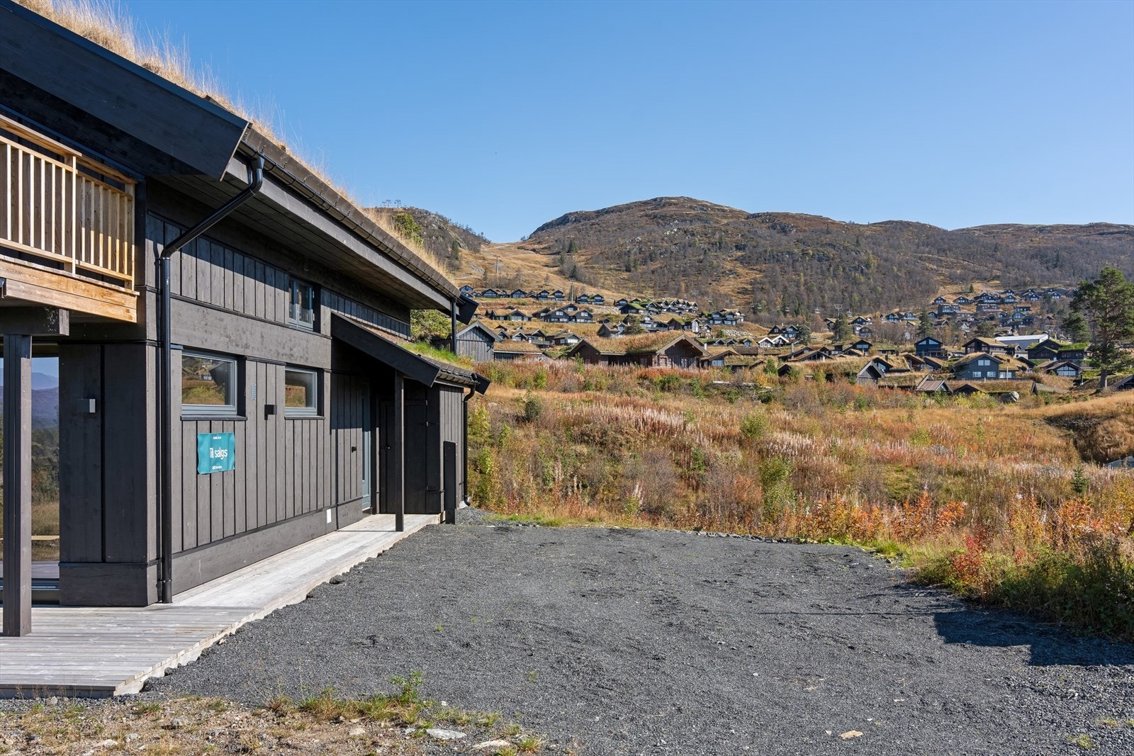 Her har du overbygget inngangsparti og bod i tilknytning til inngang. Parkering med plass til flere biler. Galleribilde