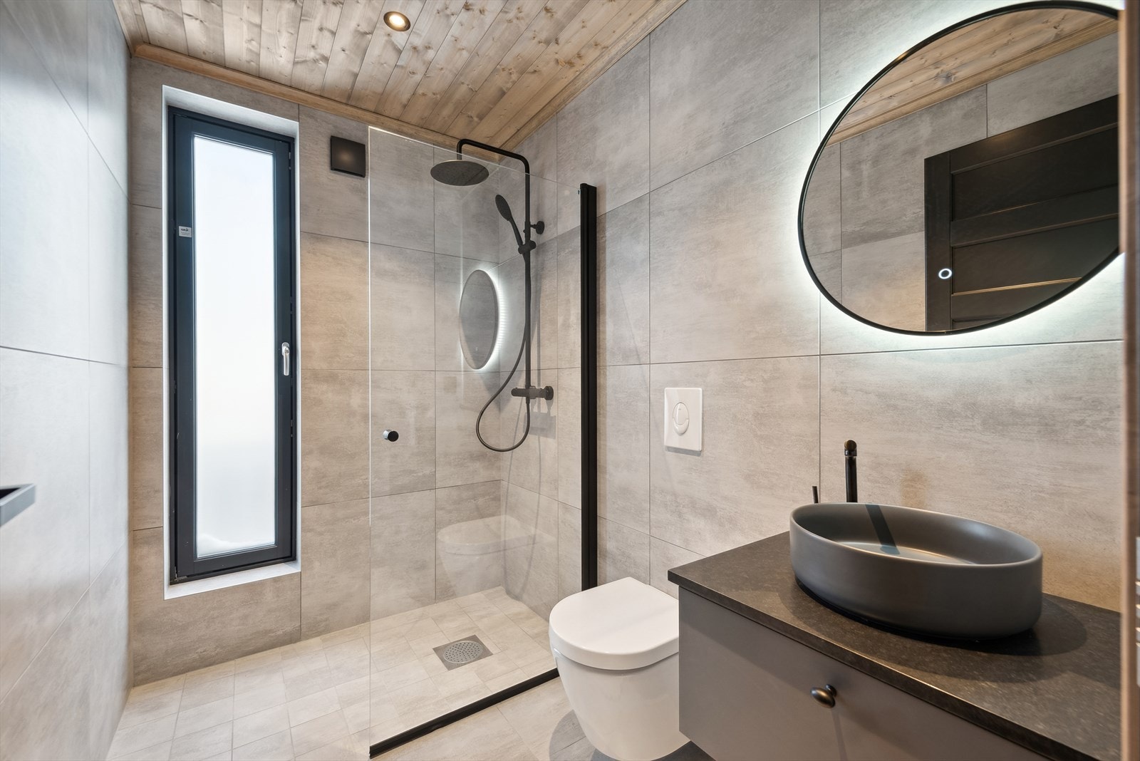 Du finner to lekre bad i hytta. Her er det innredet med moderne innredning med
topp montert servant, og skuff under. Galleribilde