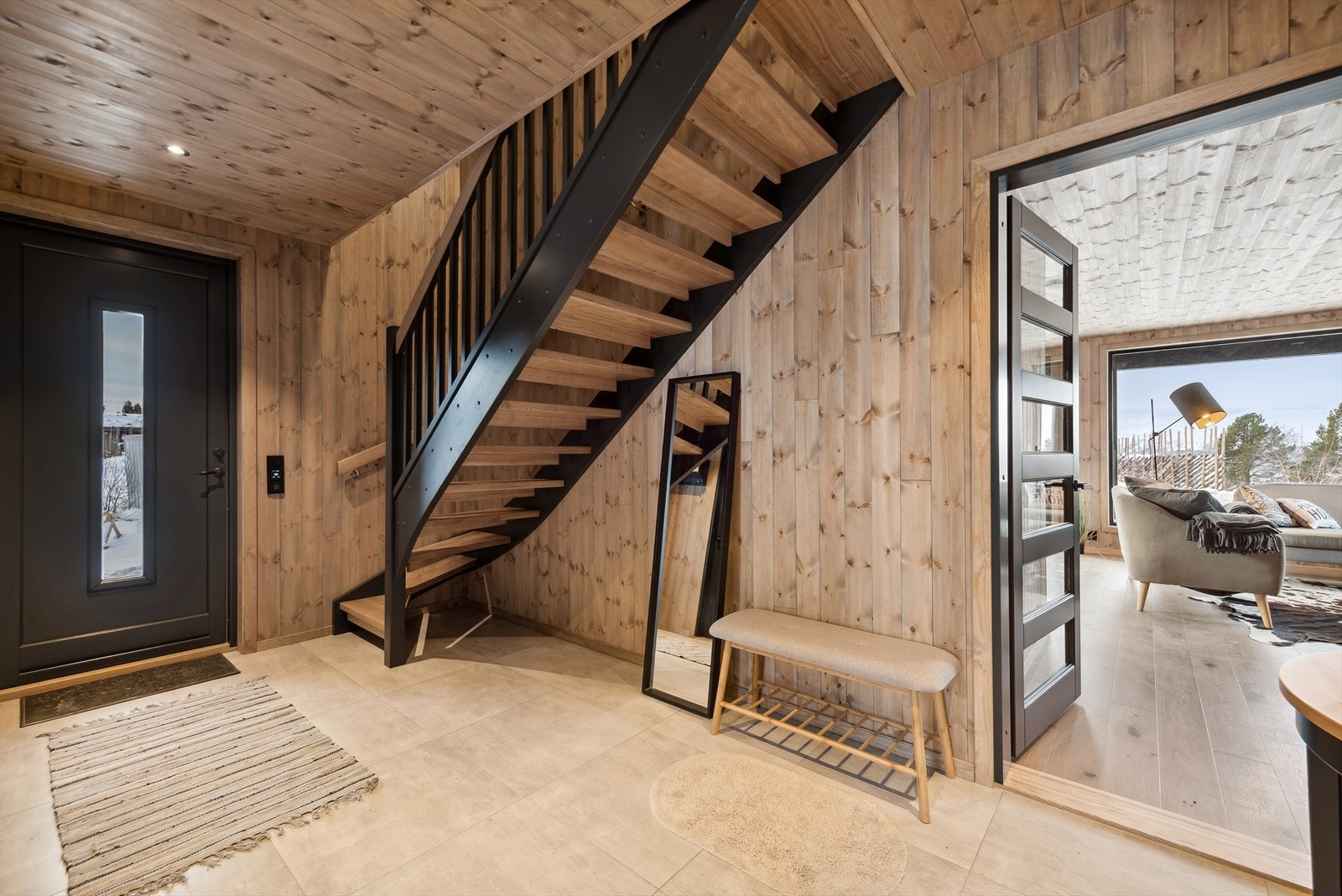 Flislagt entré med 60*60 flis med varmekabler i gulv og du har god plass til oppbevaring av sko og yttertøy.
Gangen er av god størrelse som gir rikelig med plass når hele familien skal ut på tur. Galleribilde