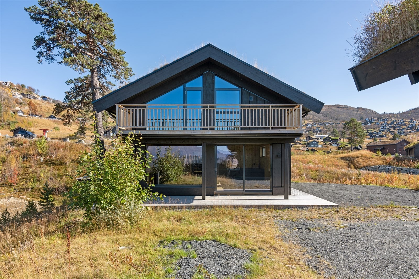 Hytta er nyoppført i 2022 og holder gjennomgående ny og standard - her er det bare til å flytte rett inn! Kun dokumentavgift av tomteverdi. Galleribilde