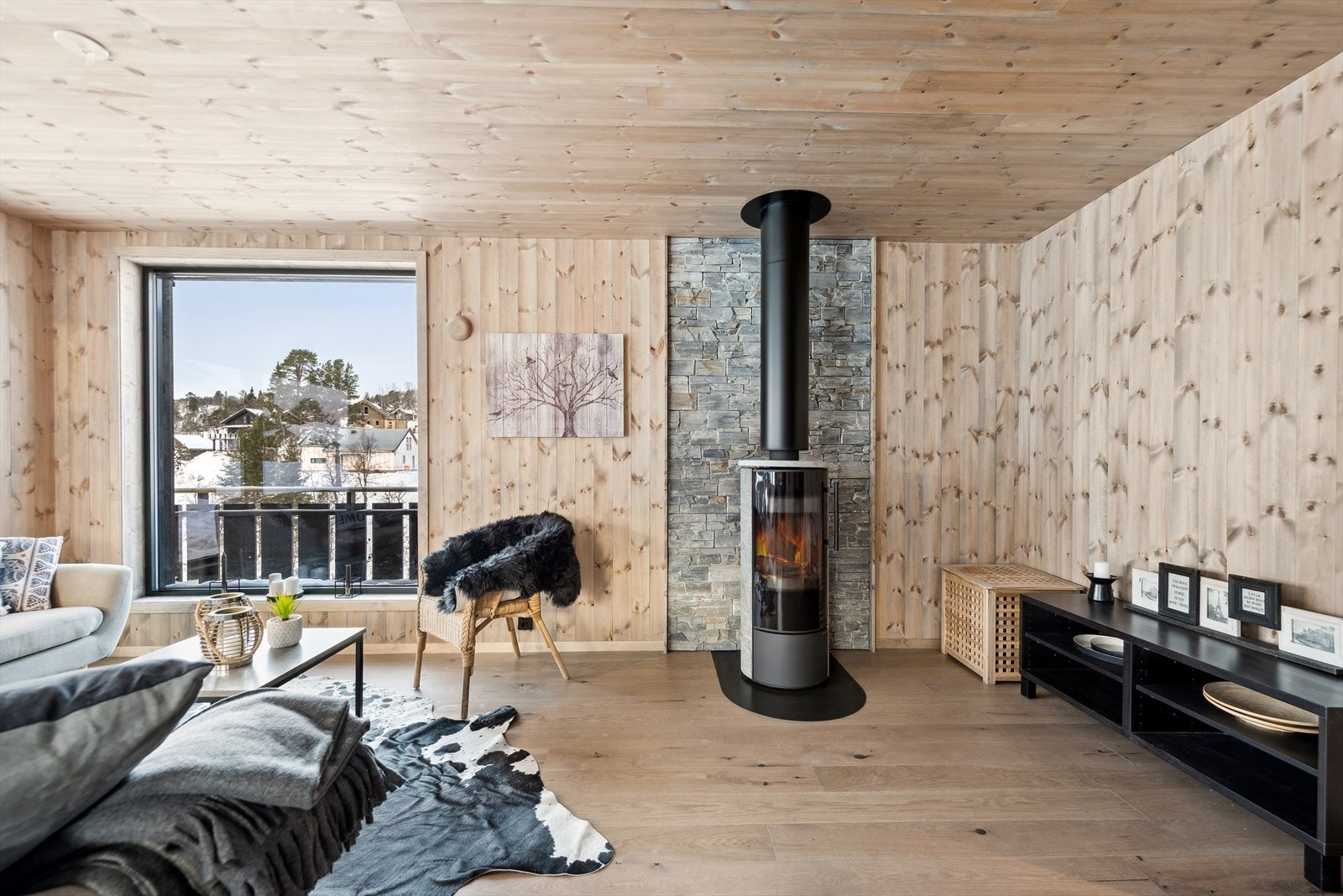 Store glassfasader gjør de idylliske omgivelsene til en del av rommet, og det er enkelt adkomst til terrassen om man heller vil ta med måltidene ut. Galleribilde