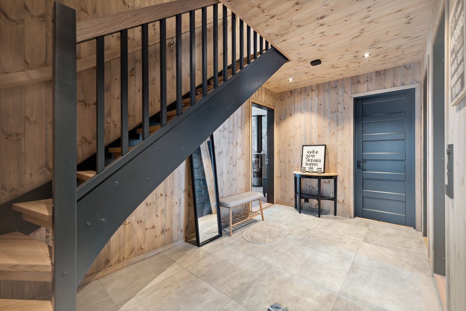 Fra gang har du trapp opp til hyttas andre etasje. Galleribilde