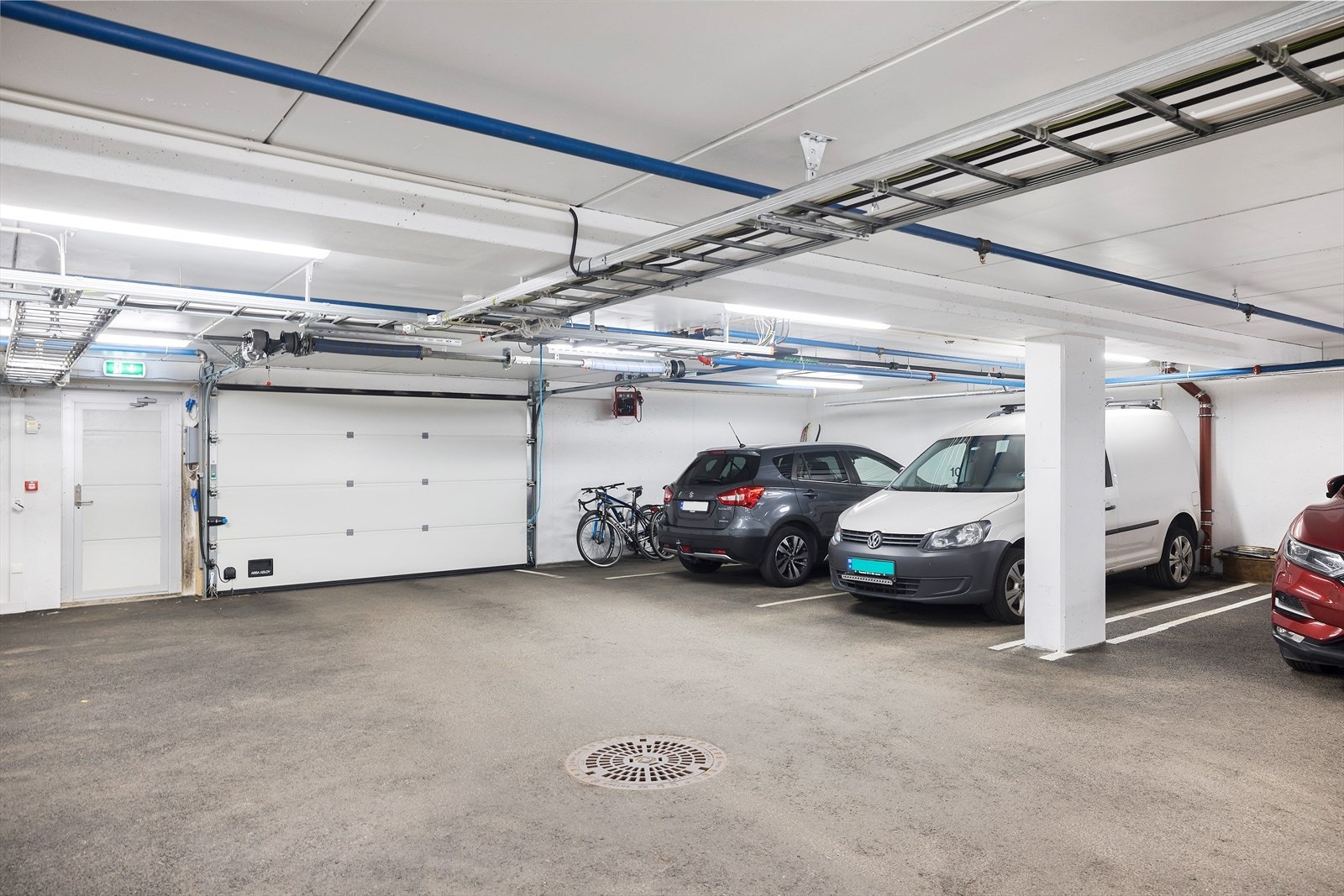 Parkeringsplass i felles garasjekjeller Galleribilde