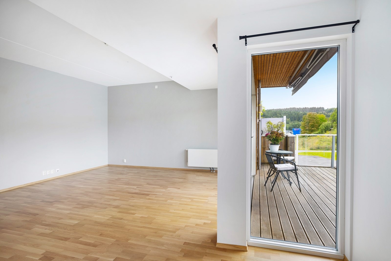 Elektrisk markise på balkong Galleribilde