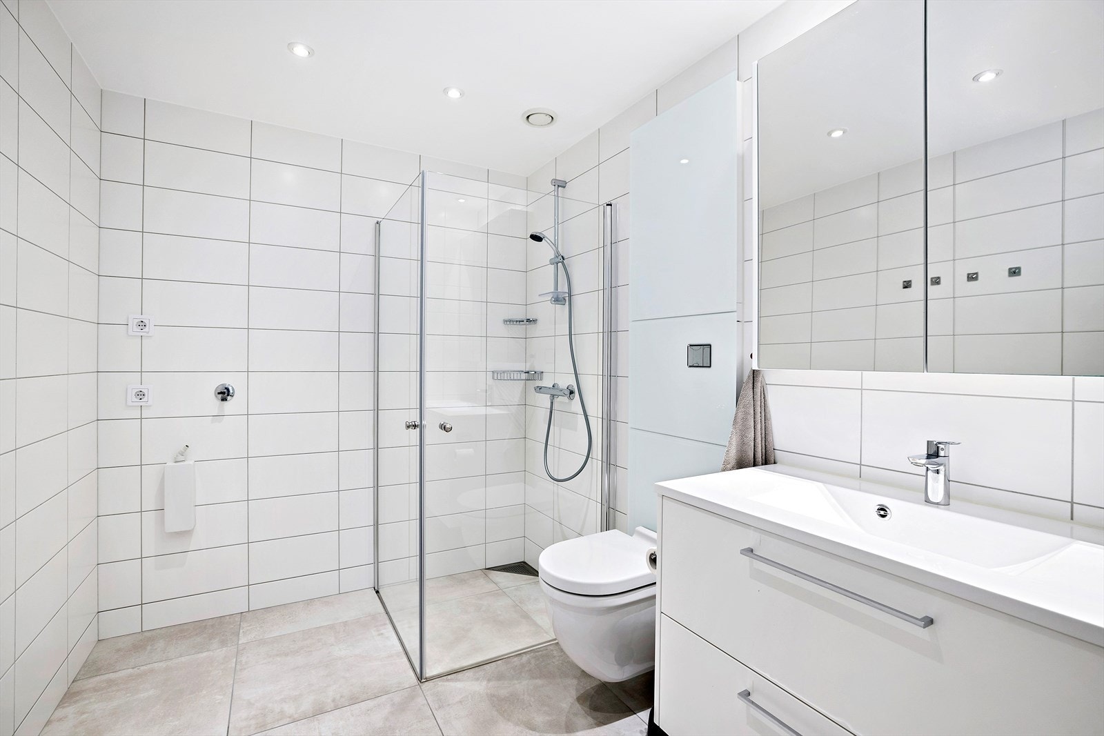 Delikat baderom med opplegg for vaskemaskin Galleribilde