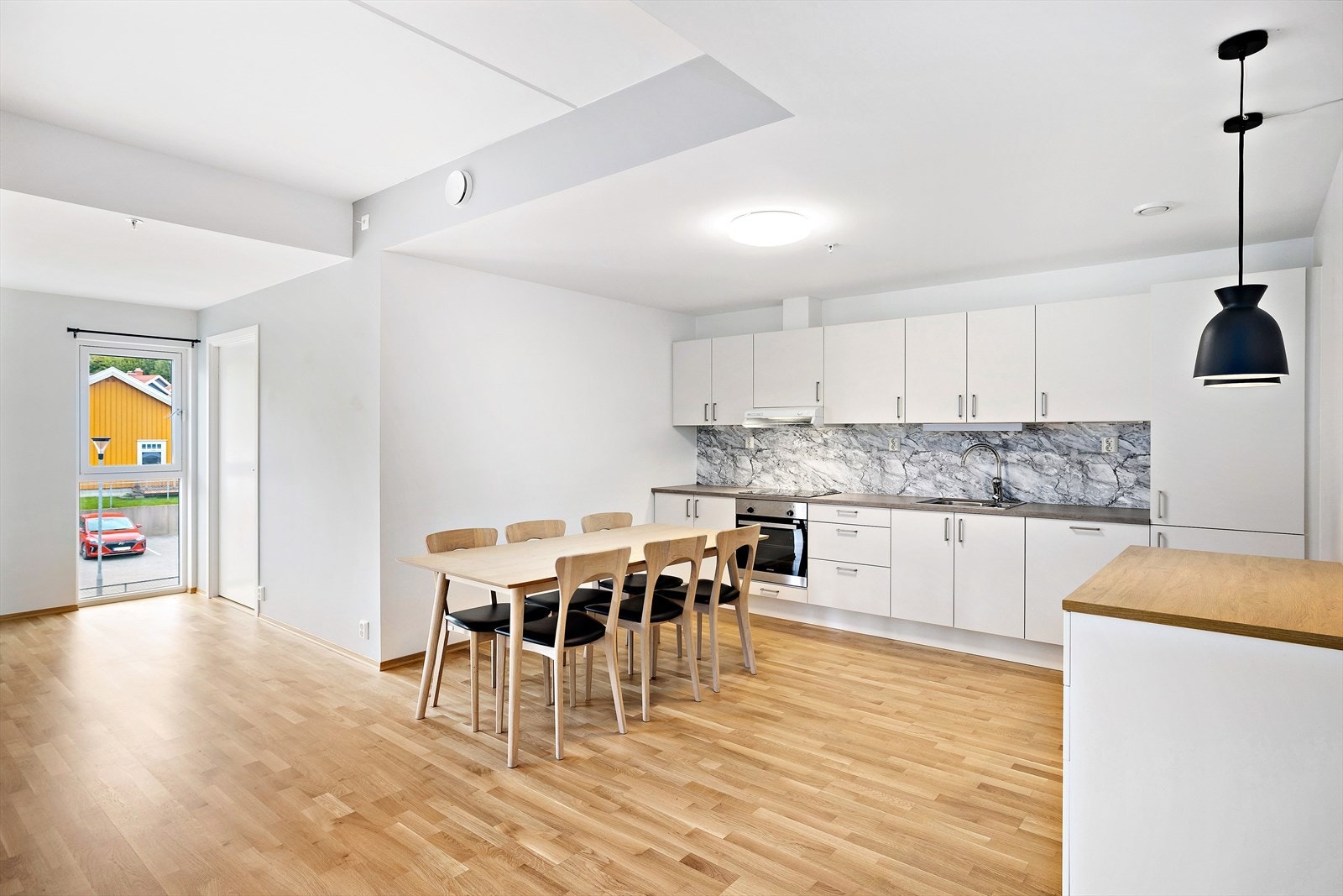 Romslig kjøkken med plass til spisegruppe Galleribilde