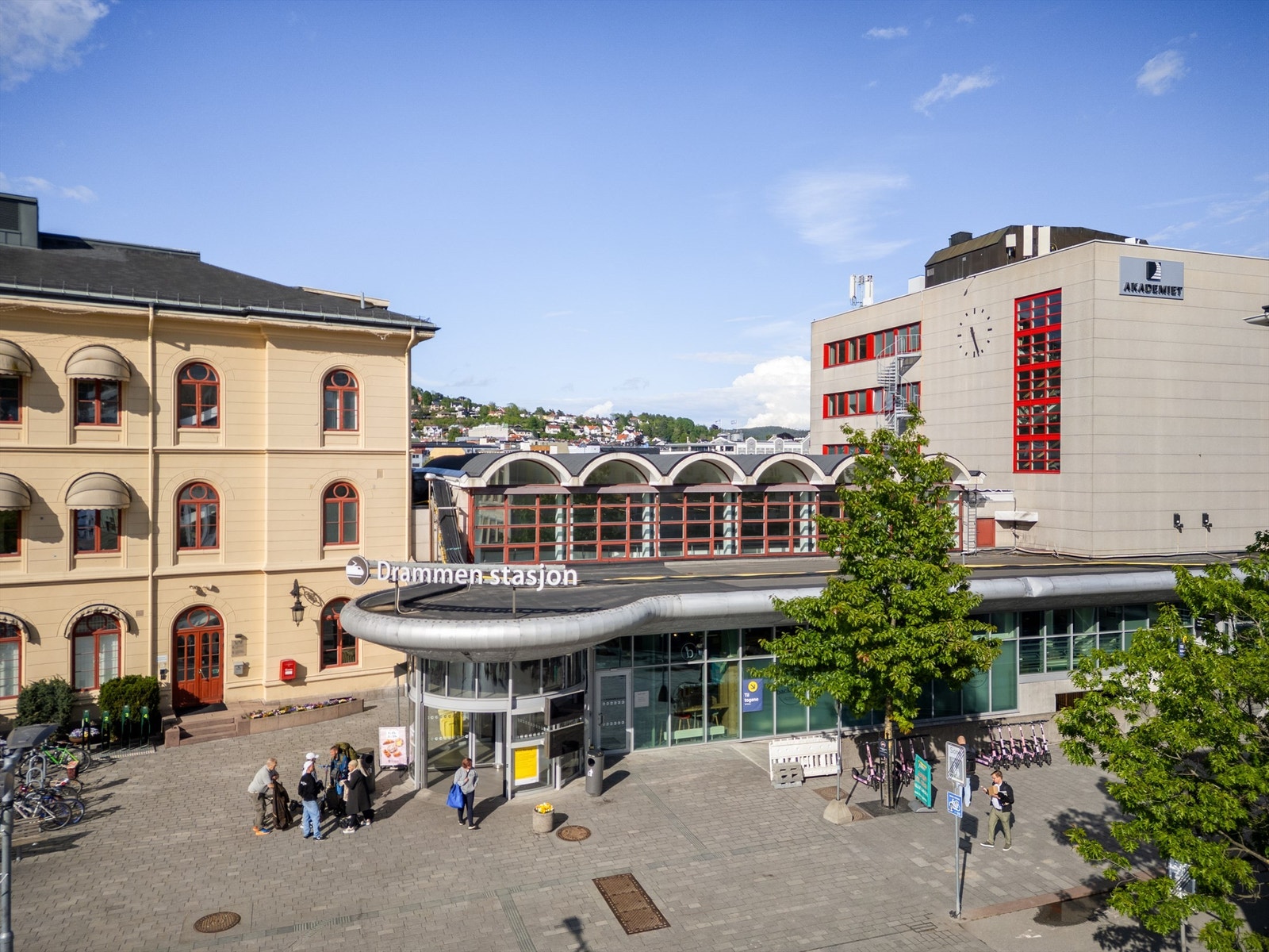 Umiddelbar nærhet til bussknutepunkt, togstasjon og taxiholdeplass Galleribilde
