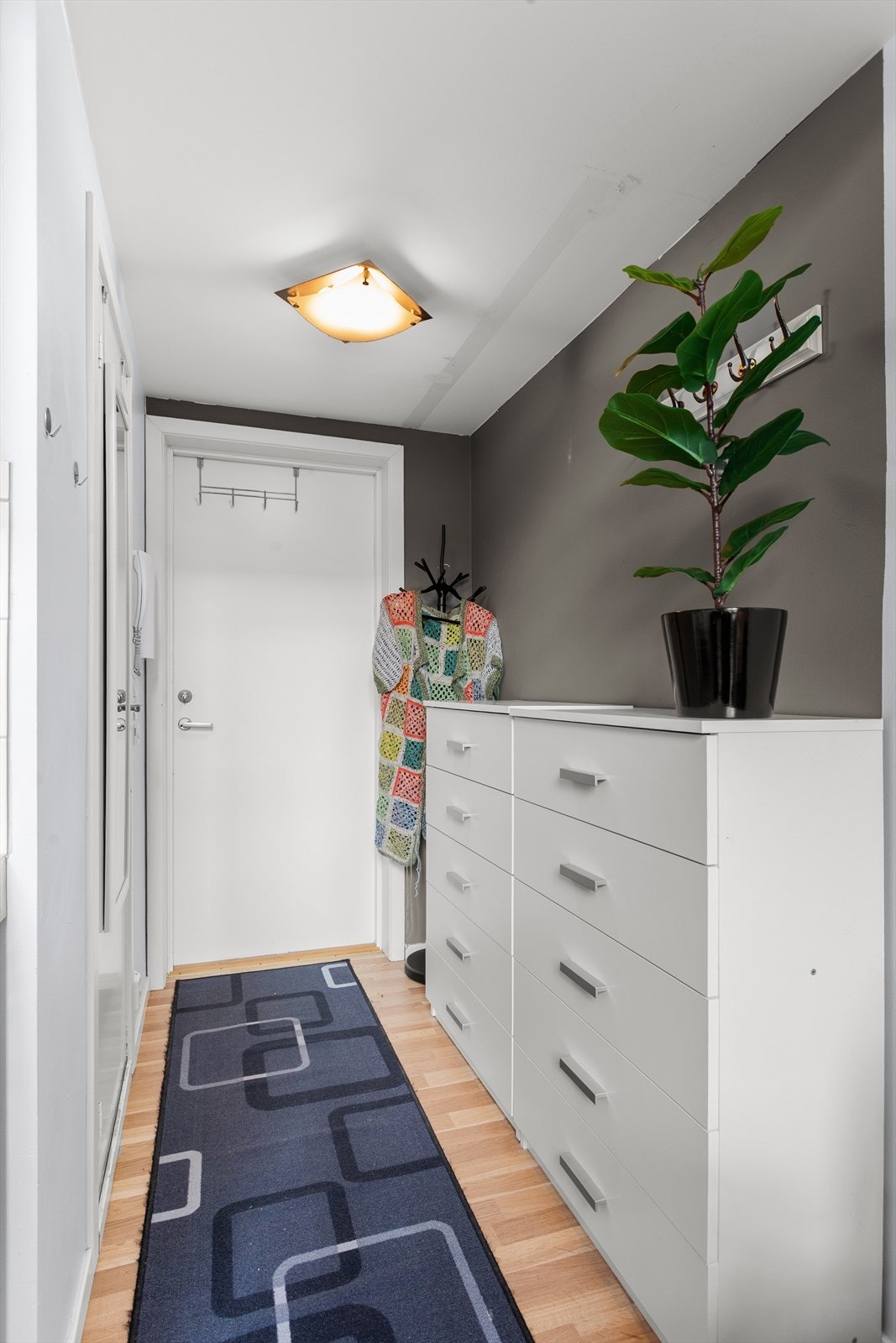 Leiligheten har laminat på gulv, malte vegger og malt himling i alle rom Galleribilde