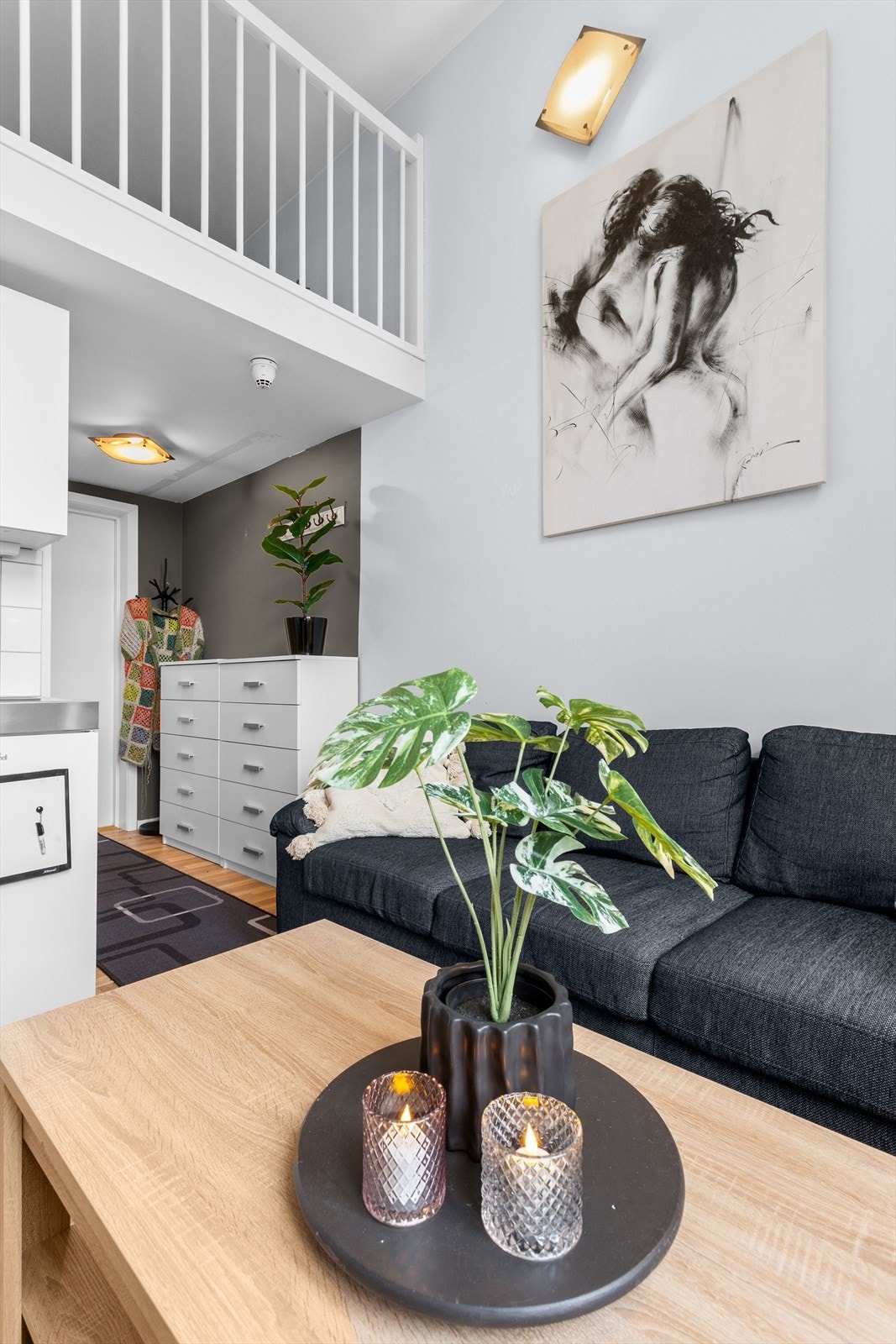 Oppvaskkum og integrert koketopp i benkebeslag samt kjøleskap i underskap Galleribilde