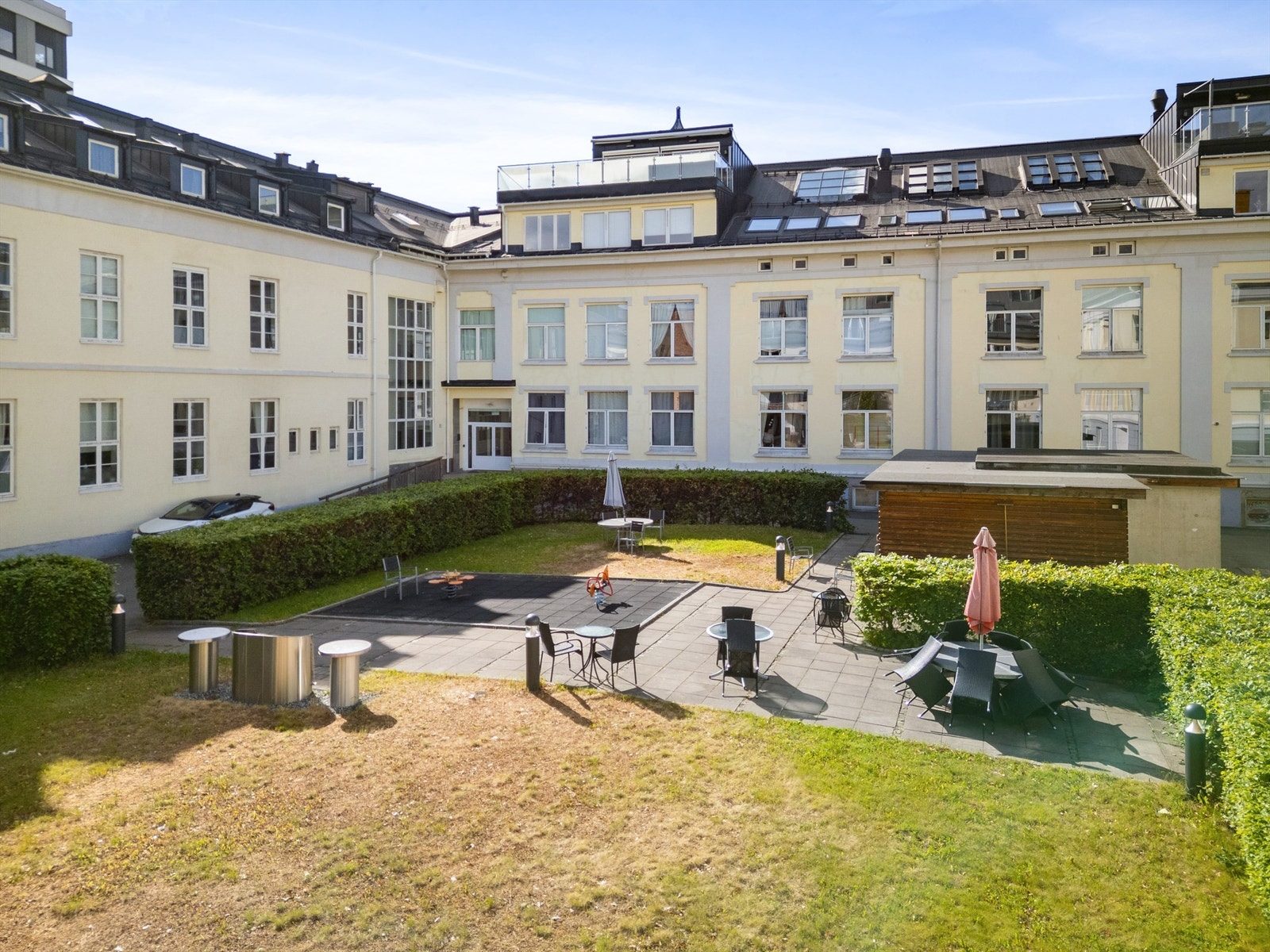 Tilgang til felles bakgård med lekeplass og sykkelstativer Galleribilde