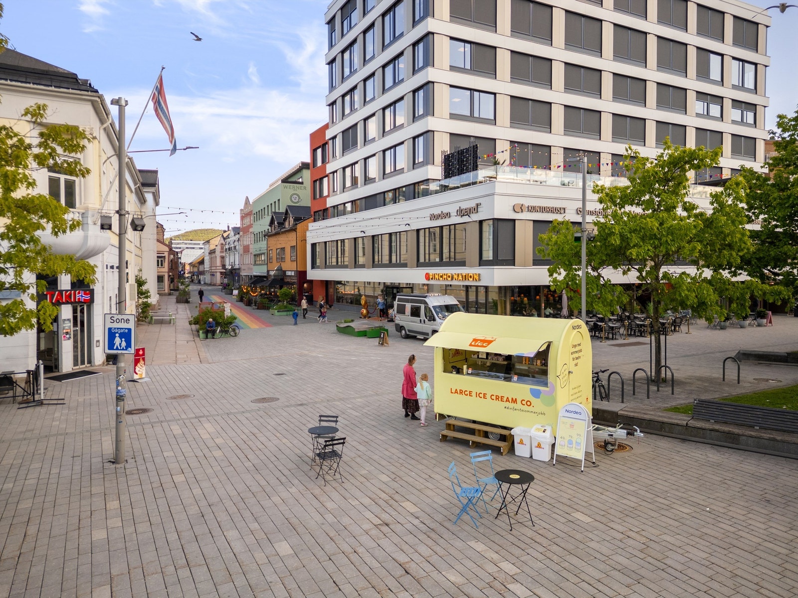 Meget sentral beliggenhet med gangavstand til alt av butikker og servicetilbud Galleribilde