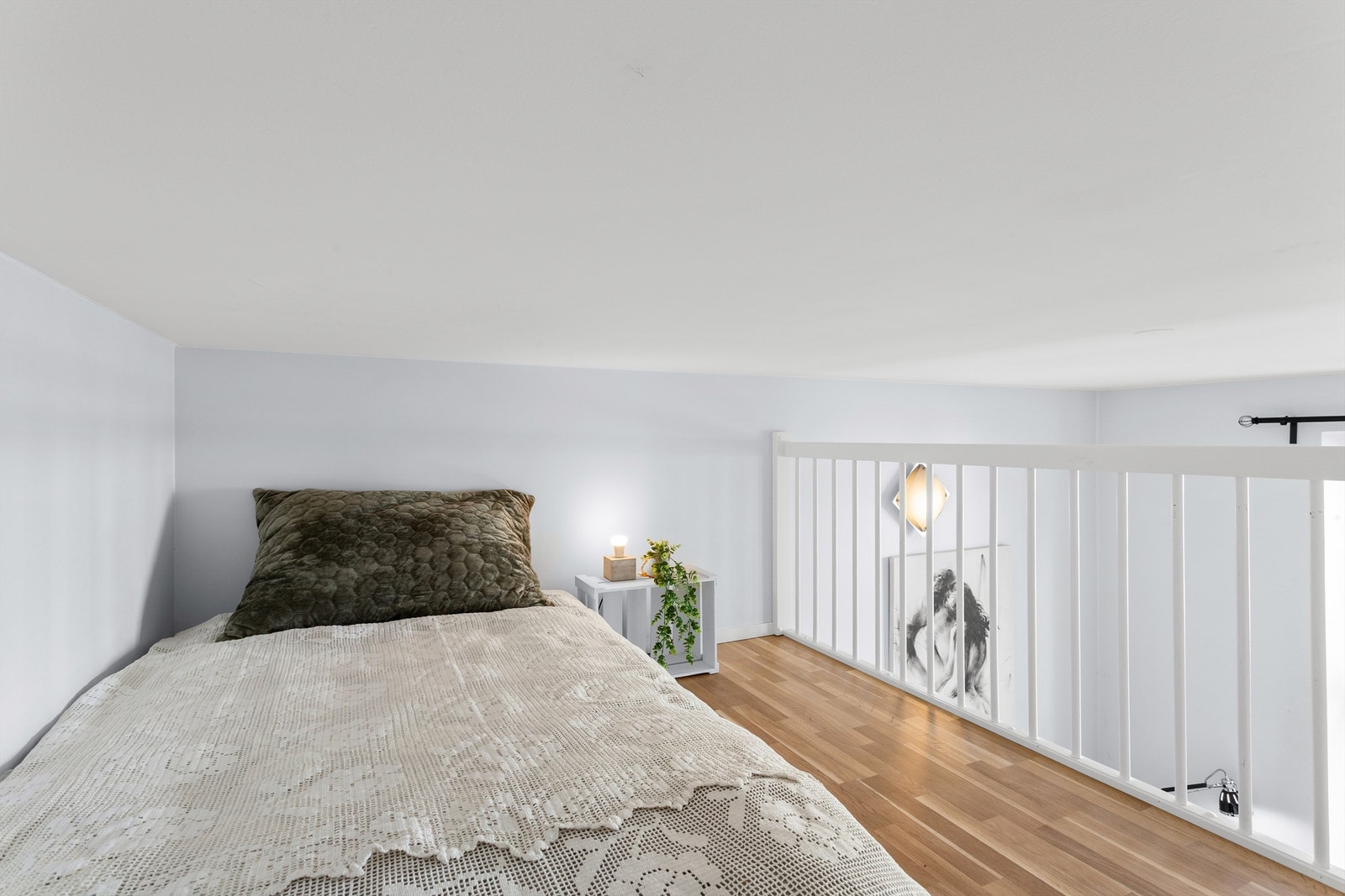 Tilgang til en romslig hems på ca. 5 kvm (gulvareal) via stigetrapp - Hems er ikke godkjent for varig opphold Galleribilde