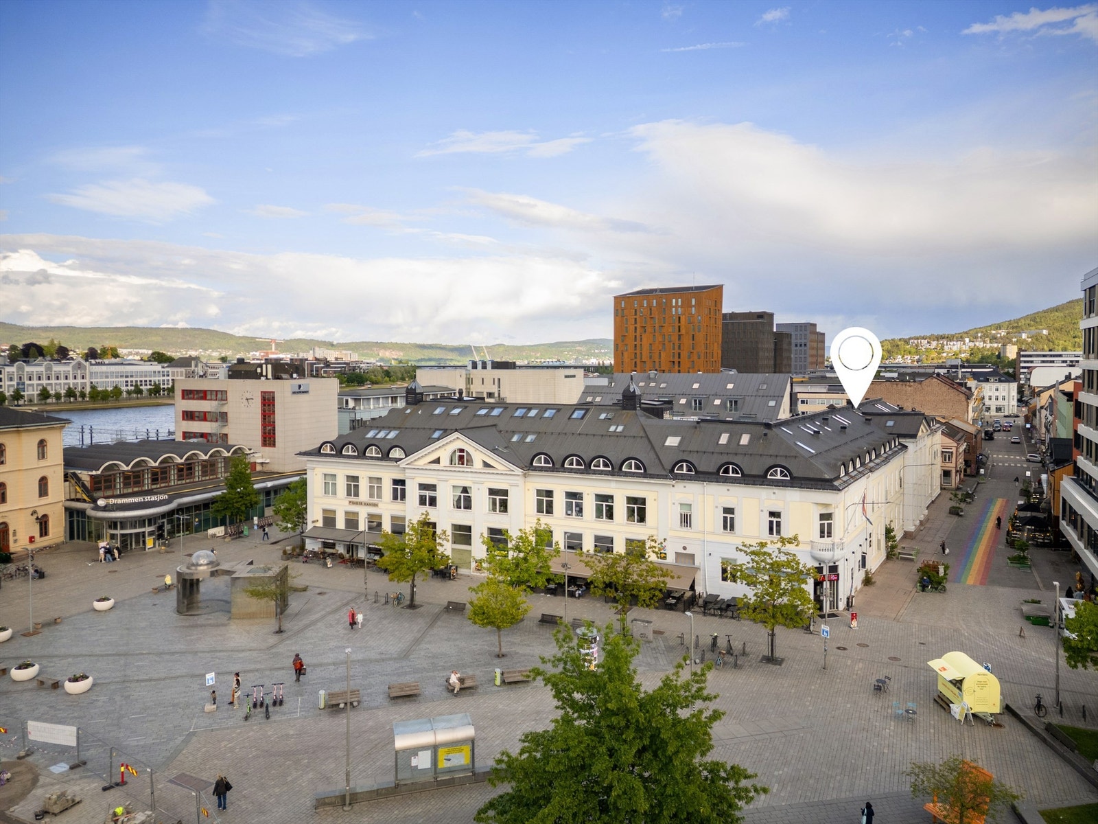 Det flotte restaurerte Strømsø Torg i umiddelbar nærhet med flere butikker og servicetilbud Galleribilde