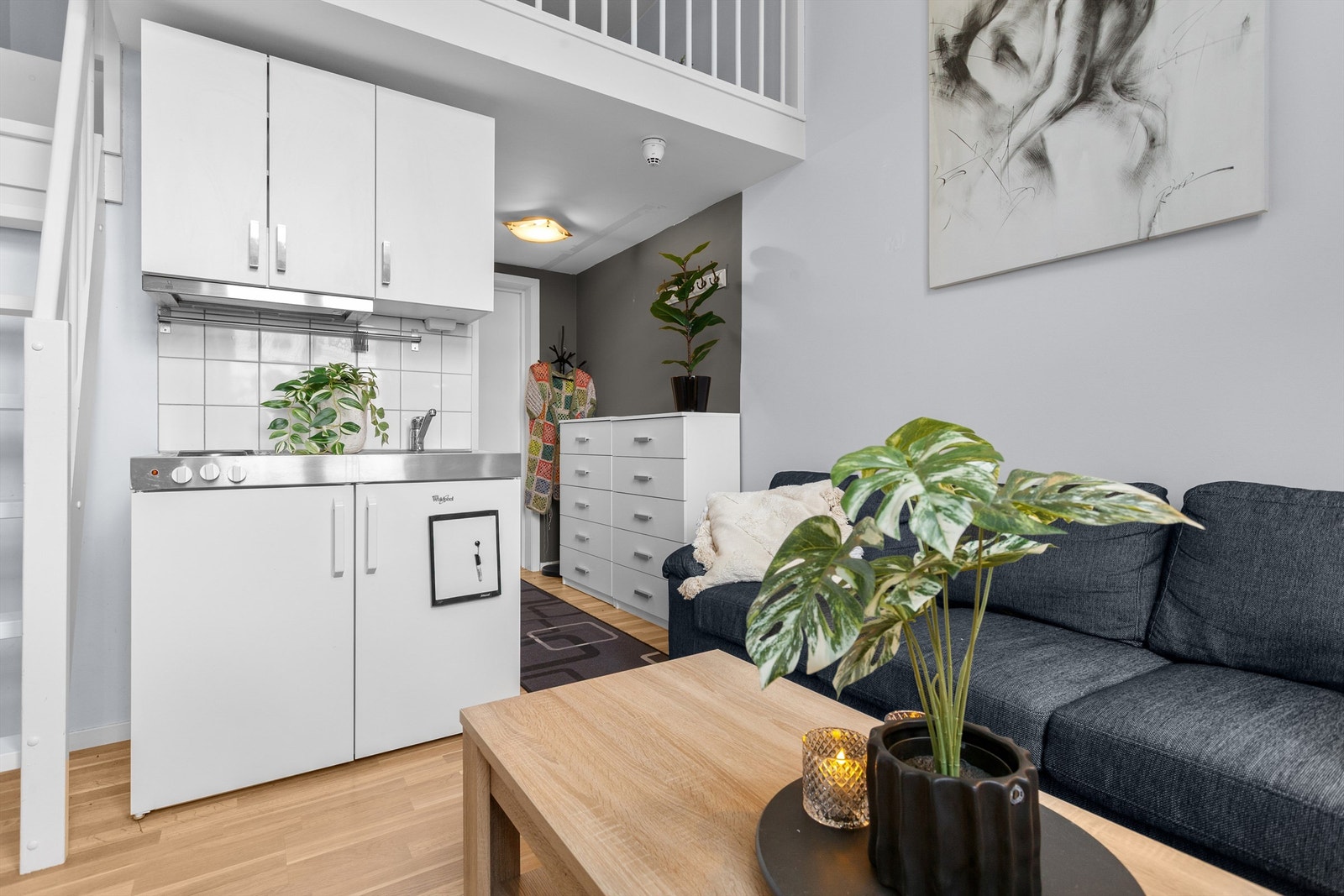 Hybelkjøkken fra 2004 med gulvstående innredning Galleribilde