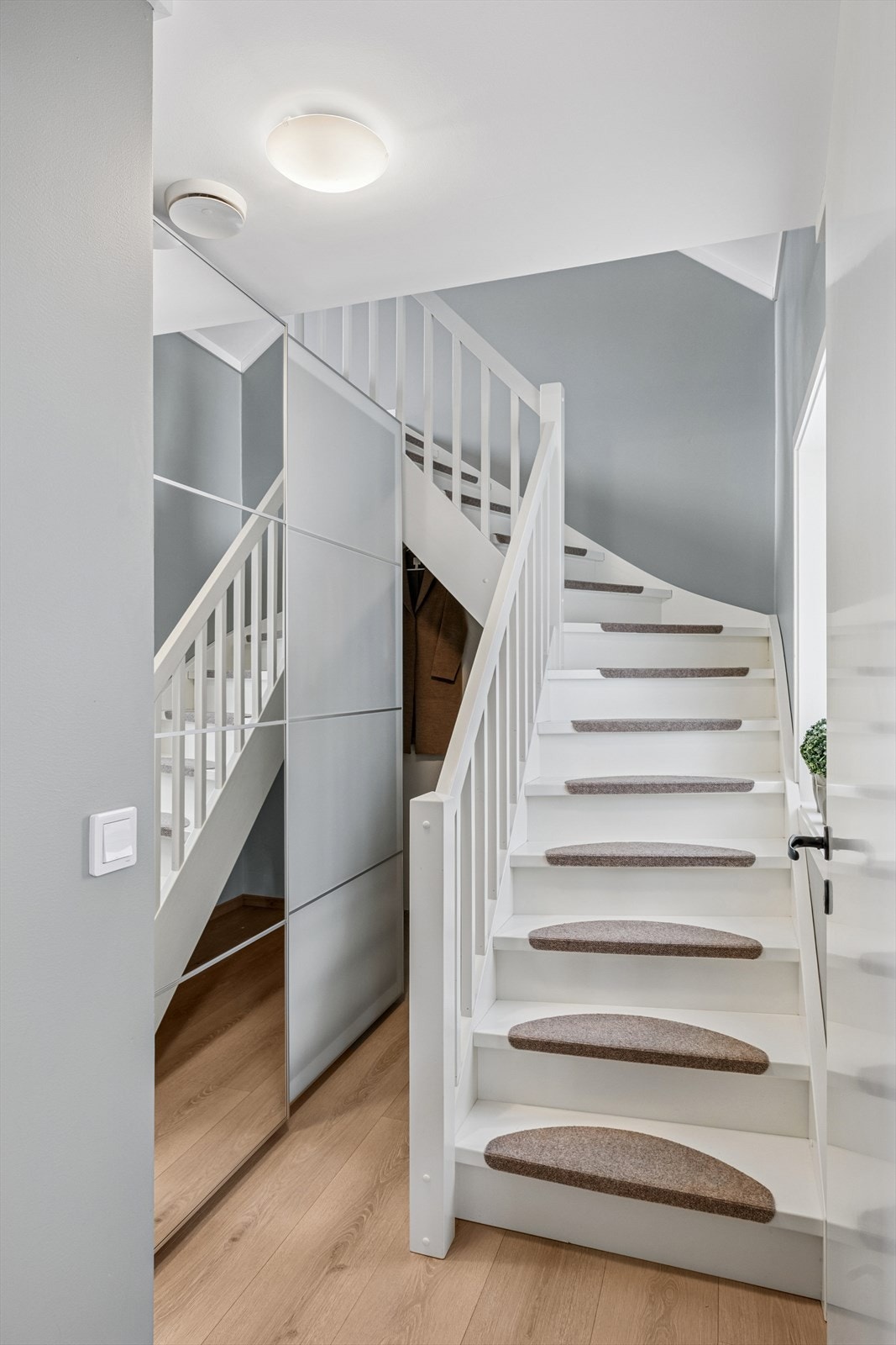 Ved trappen er det satt inn praktisk garderobeskap til oppbevaring av yttertøy og sko. Galleribilde