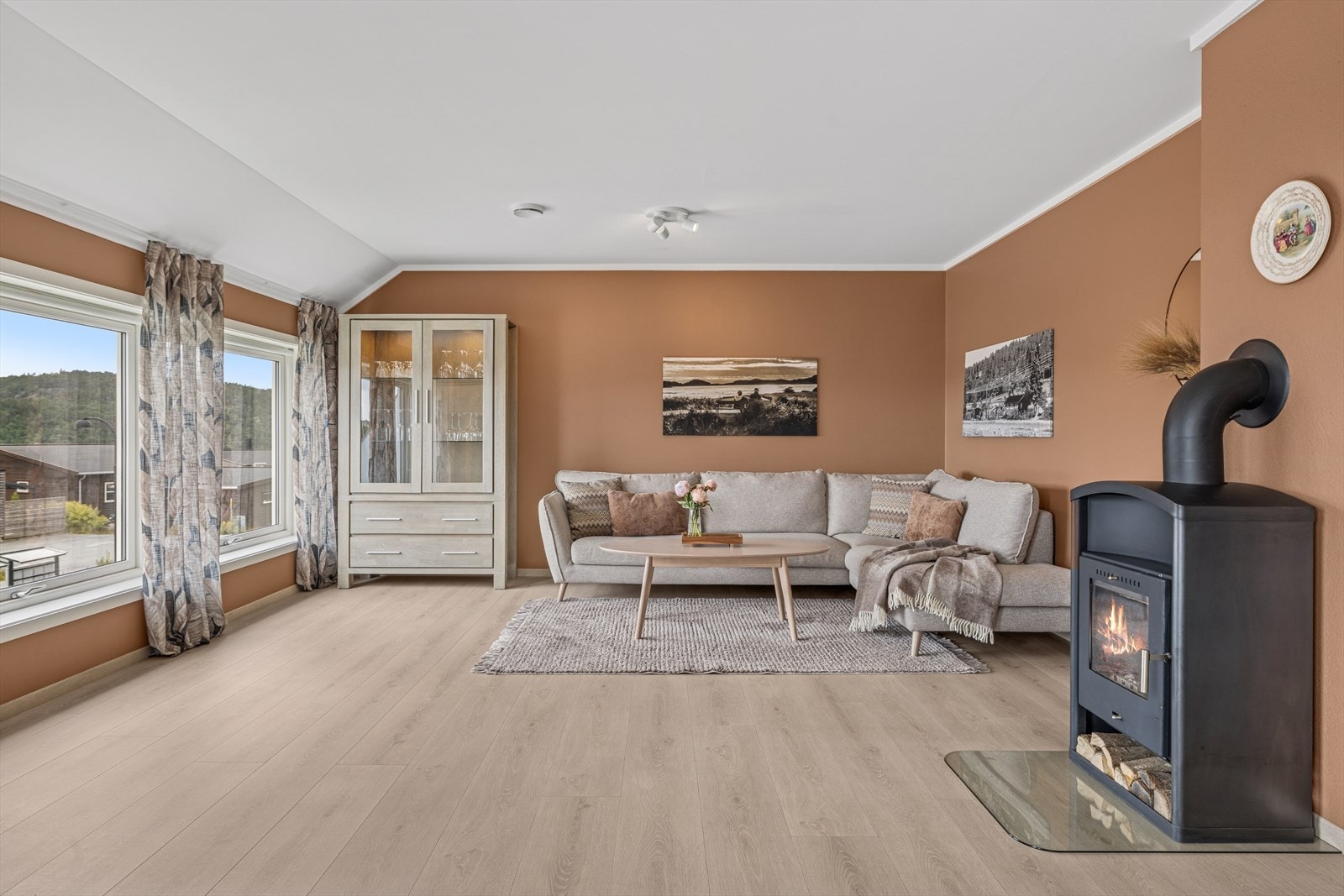 Leiligheten byr på en stor og åpen stue i fine fargekombinasjoner og store vindusflater som slipper inn rikelig med lys inn i rommet. Galleribilde