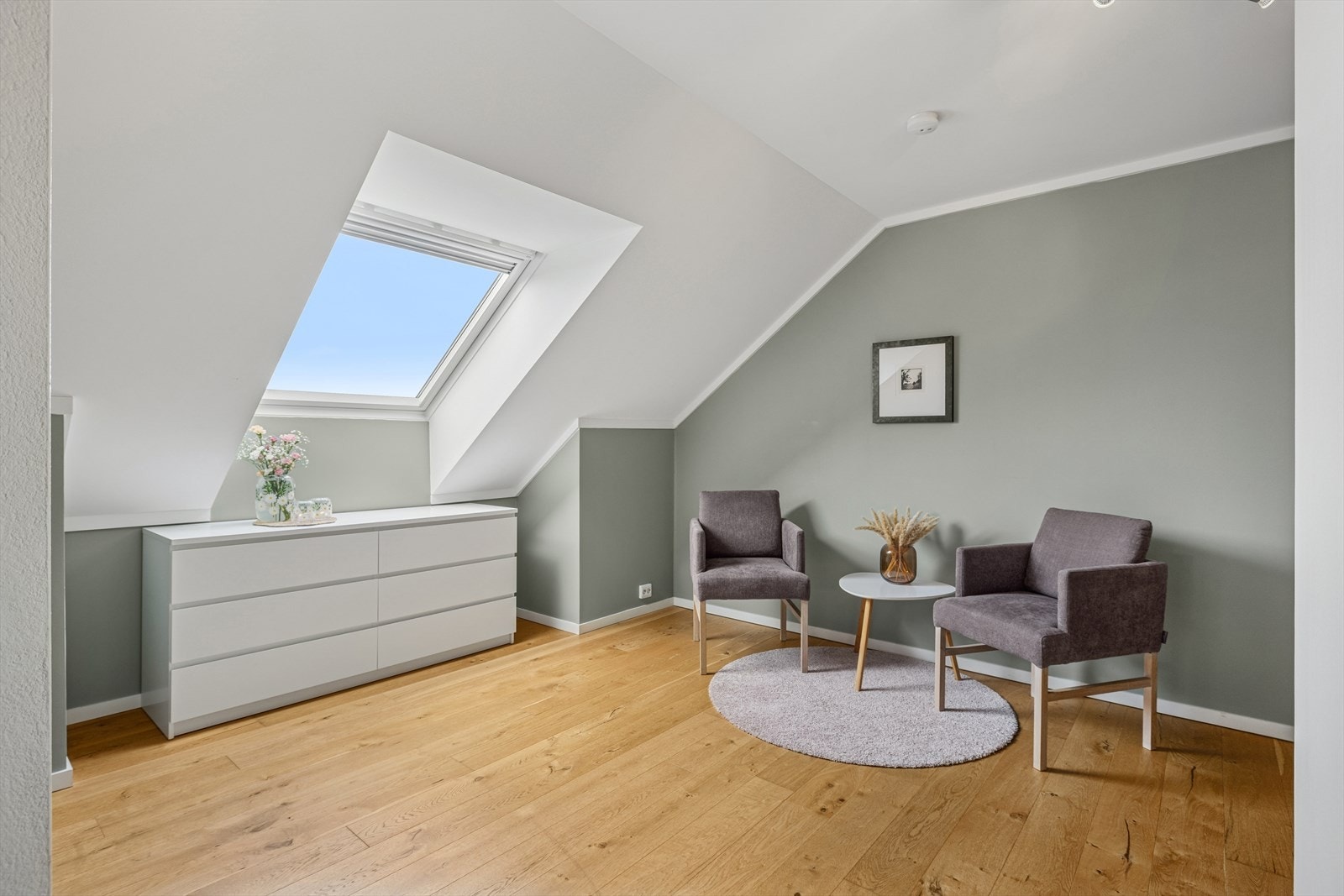 Montert solskjerming på velux vinduene. Galleribilde