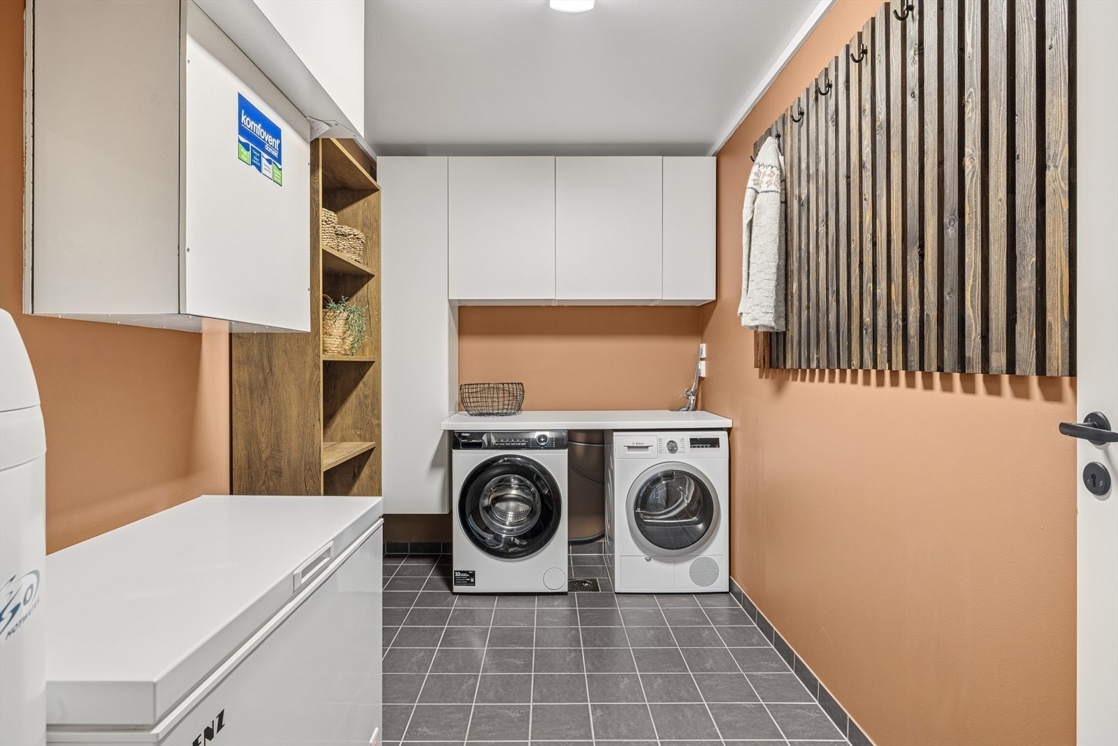 Meget praktisk vaskerom med opplegg til vaskemaskin og tørketrommel, samt tekniske installasjoner som balansert ventilasjon, varmtvannsbereder og muligheter for frys. Galleribilde