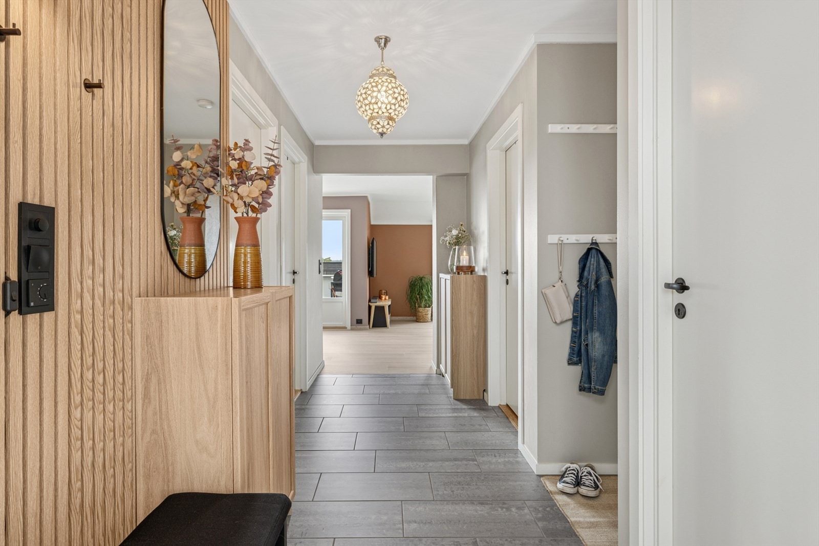 Fra gangen er det trapp videre opp til 2. etasje med 2 soverom, baderom og loftstue. Galleribilde