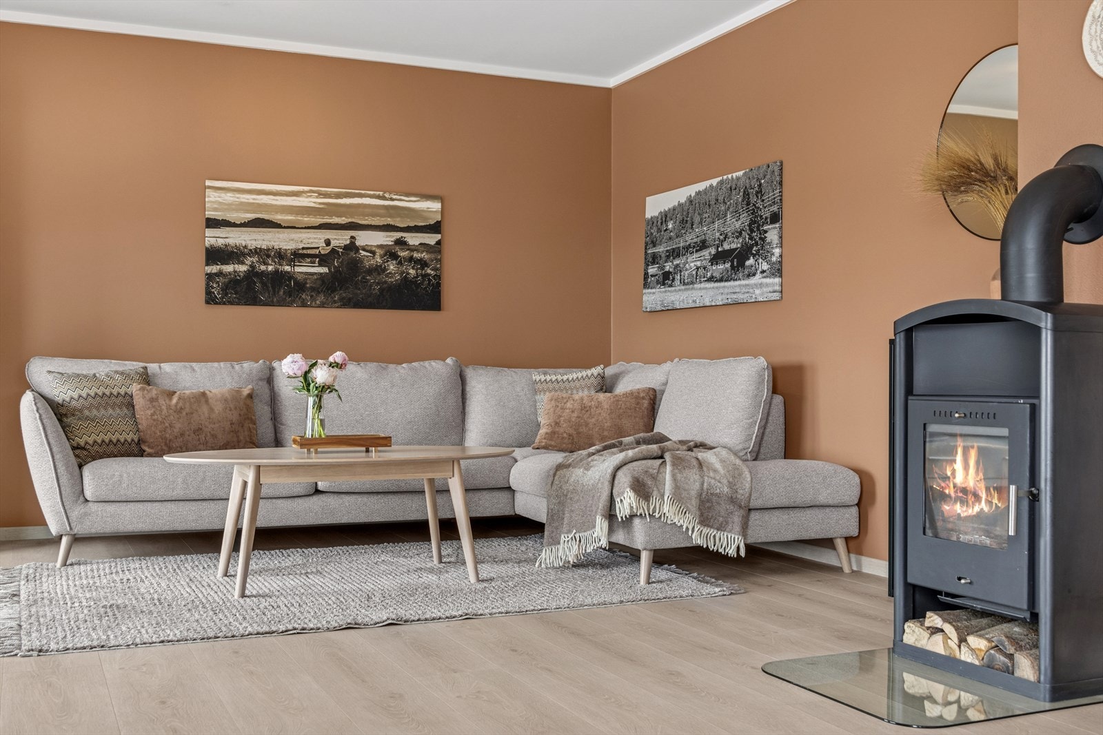 I stuen er det installert peis fra 2017 som skaper hyggelig atmosfære på kalde kvelder. Galleribilde