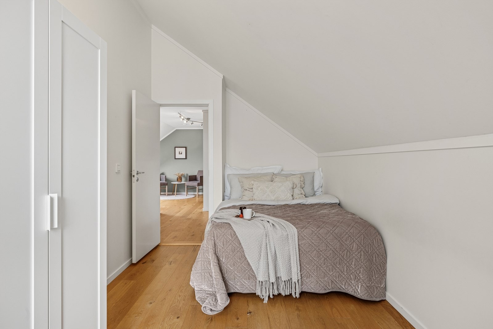 Soverom 3 med plass til dobbeltseng og garderobeløsning. Galleribilde