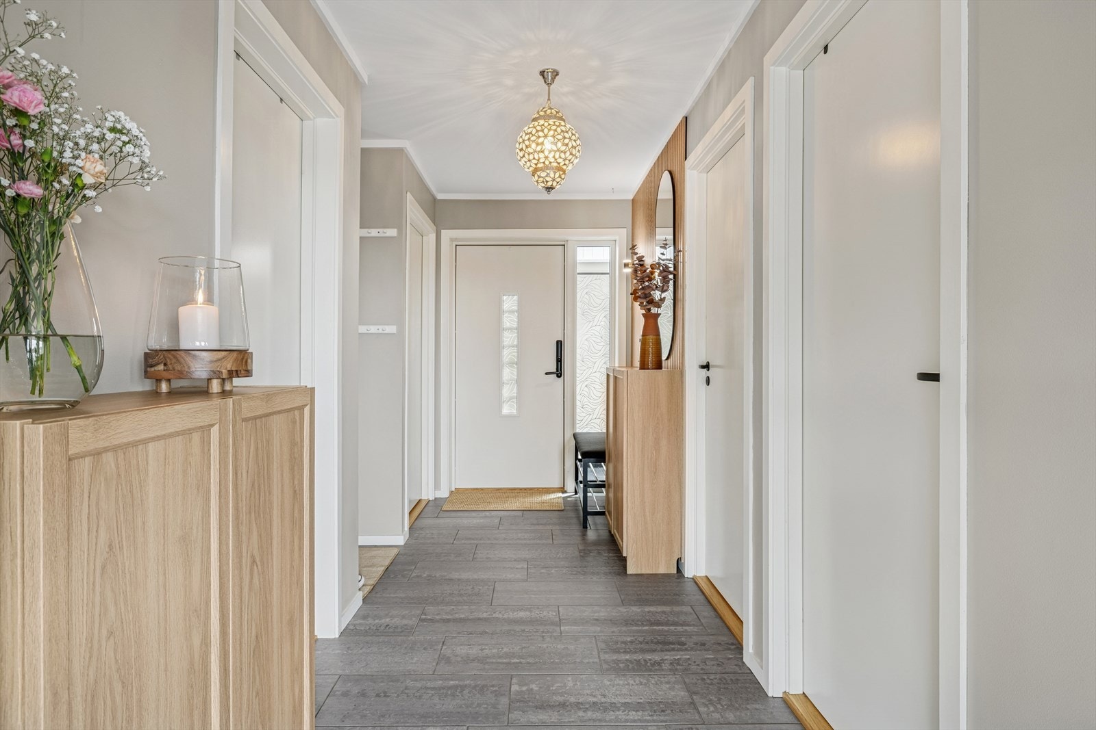 Velkommen inn i en innholdsrik og modernisert leilighet av god størrelse og praktisk planløsning. Varmekabler i gangen. Galleribilde