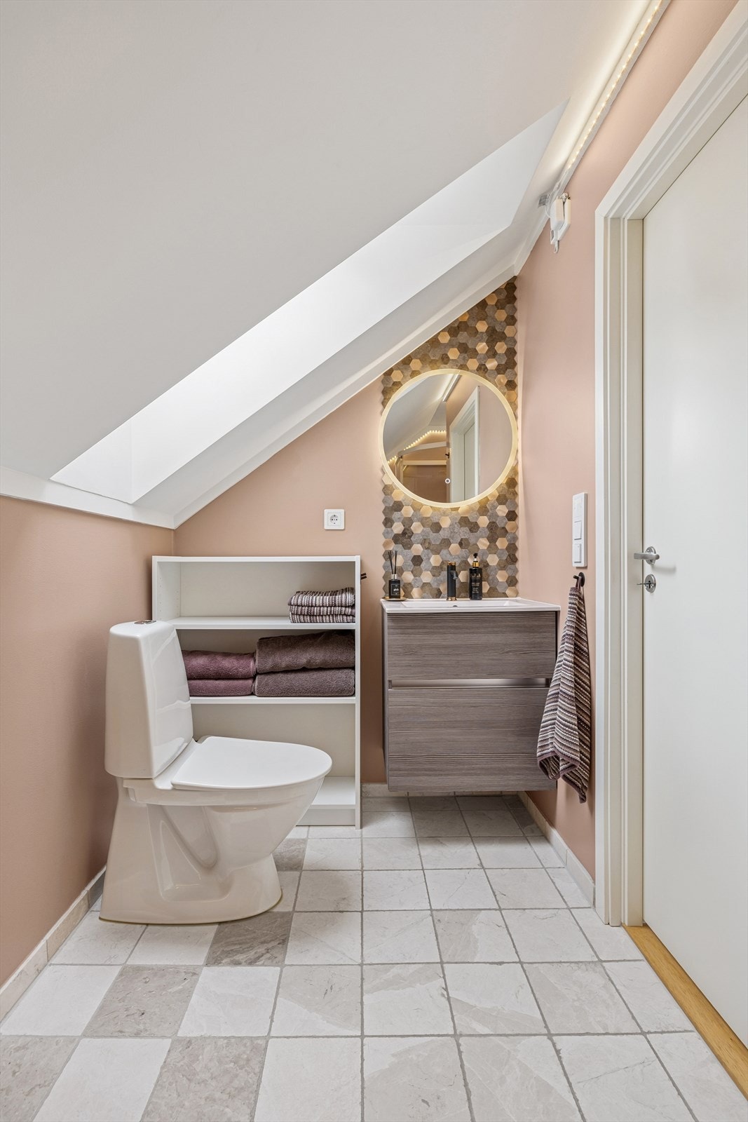 Baderom i 2.etasje med flislagt gulv og malte overflater. Badet er utstyrt med toalett, servant (2021) og dusjkabinett (2021). Galleribilde