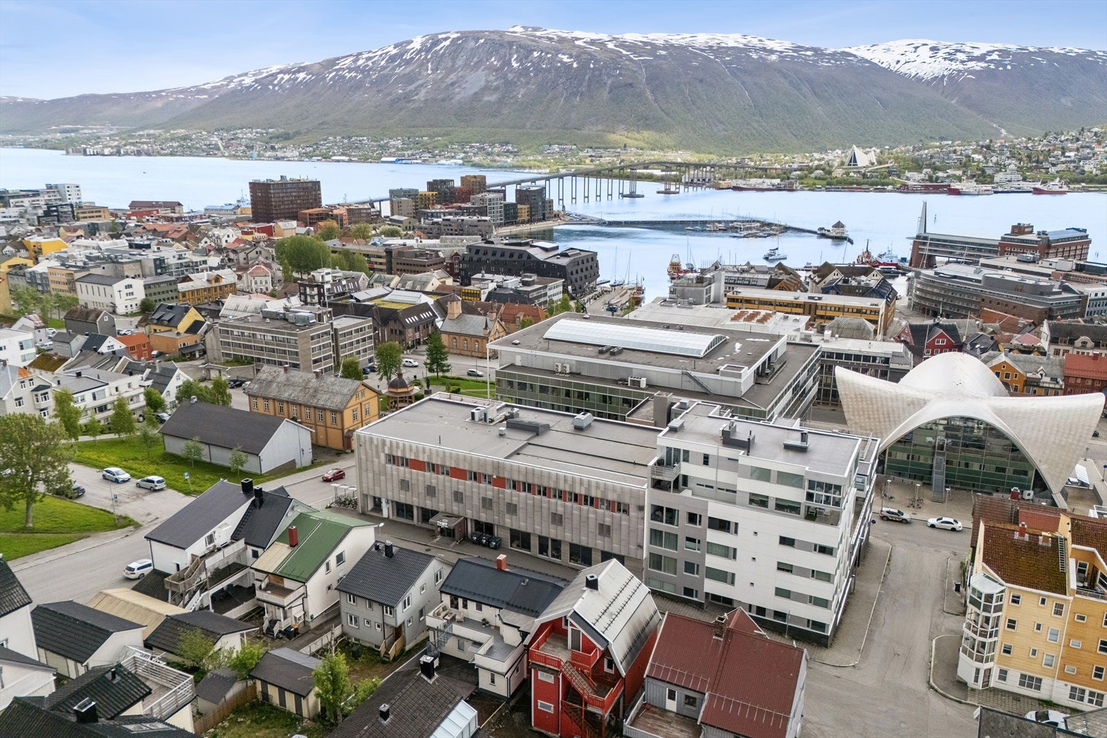 Leilgheten befinner seg sentralt i Tromsø sentrum, to gater ovenfor biblioteket og Fokus kino Galleribilde