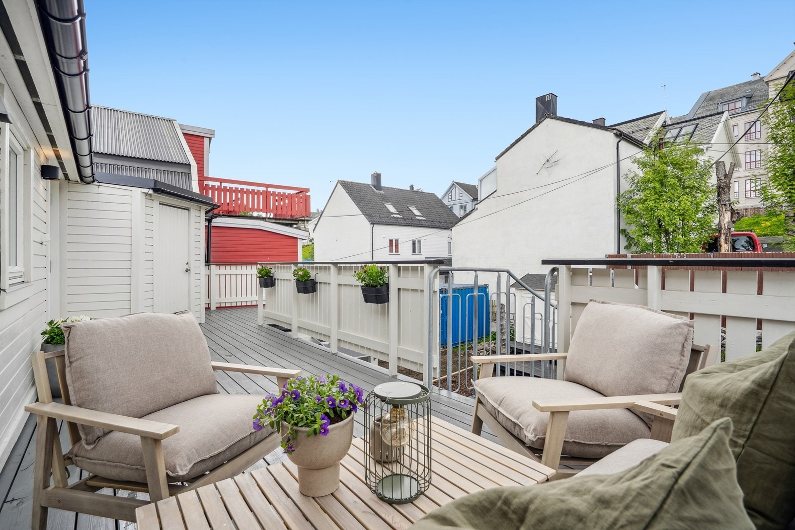 Privat veranda med skjermet beliggenhet og gode solforhold. Privat sportsbod Galleribilde