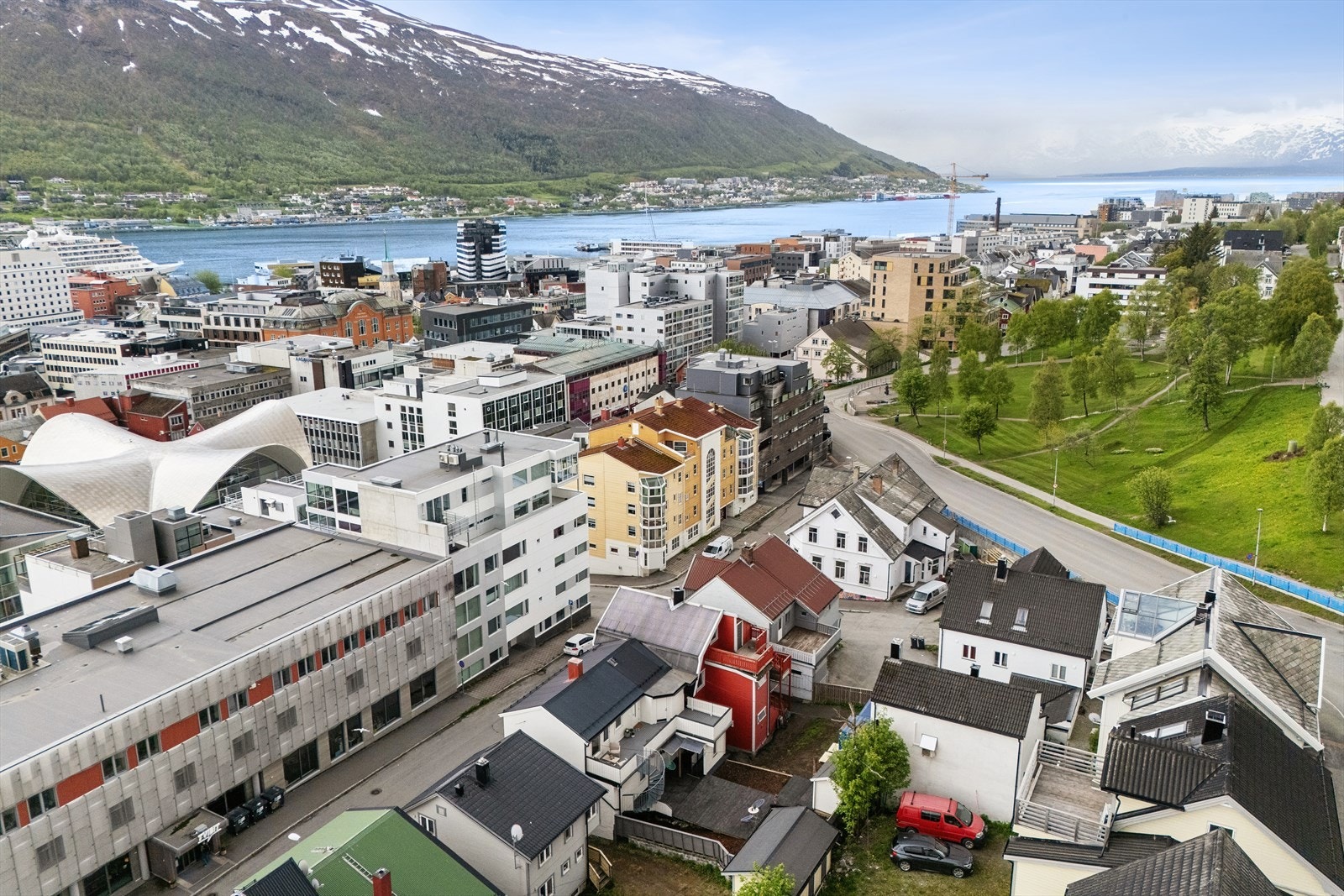 Beliggende midt i Tromsø sentrum, like nord for Kongeparken Galleribilde