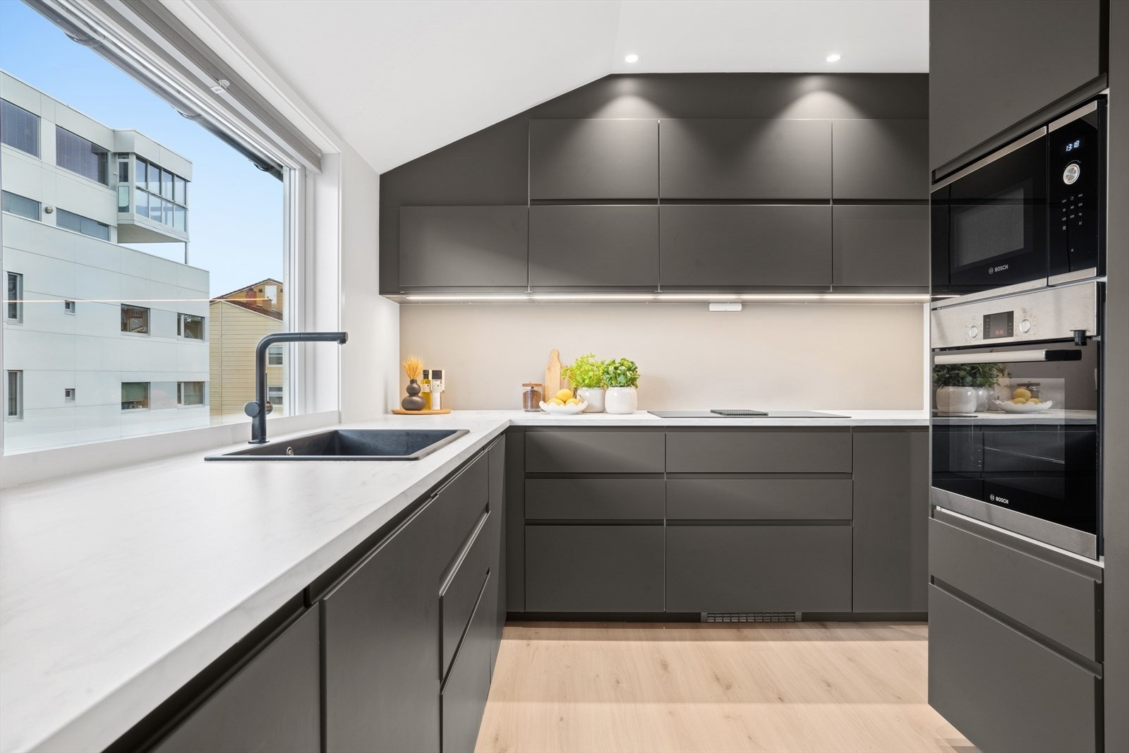 Kjøkken fra IKEA er nytt og moderne og har rikelig med skap og skuffer. Integrerte hvitevarer Galleribilde