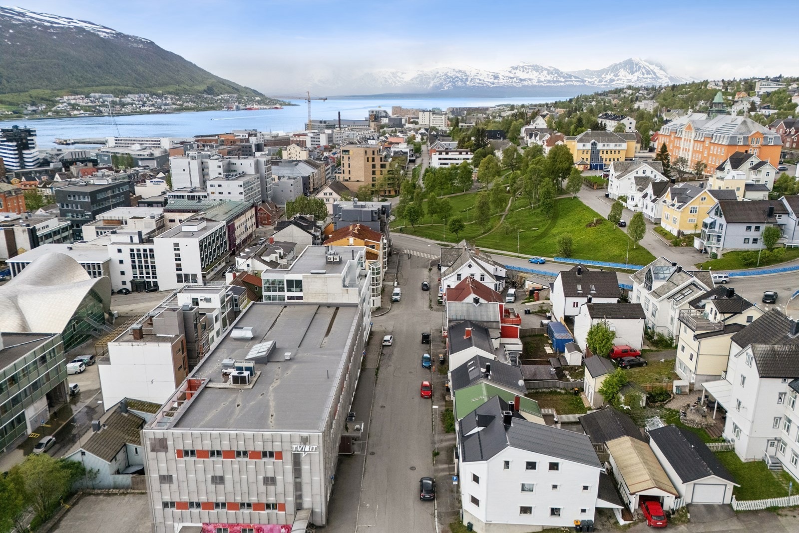 Parkgata er en rolig gate i sentrum, uten mye gjennomgangstrafikk og mulighet for gateparkering etter gjeldende regler Galleribilde