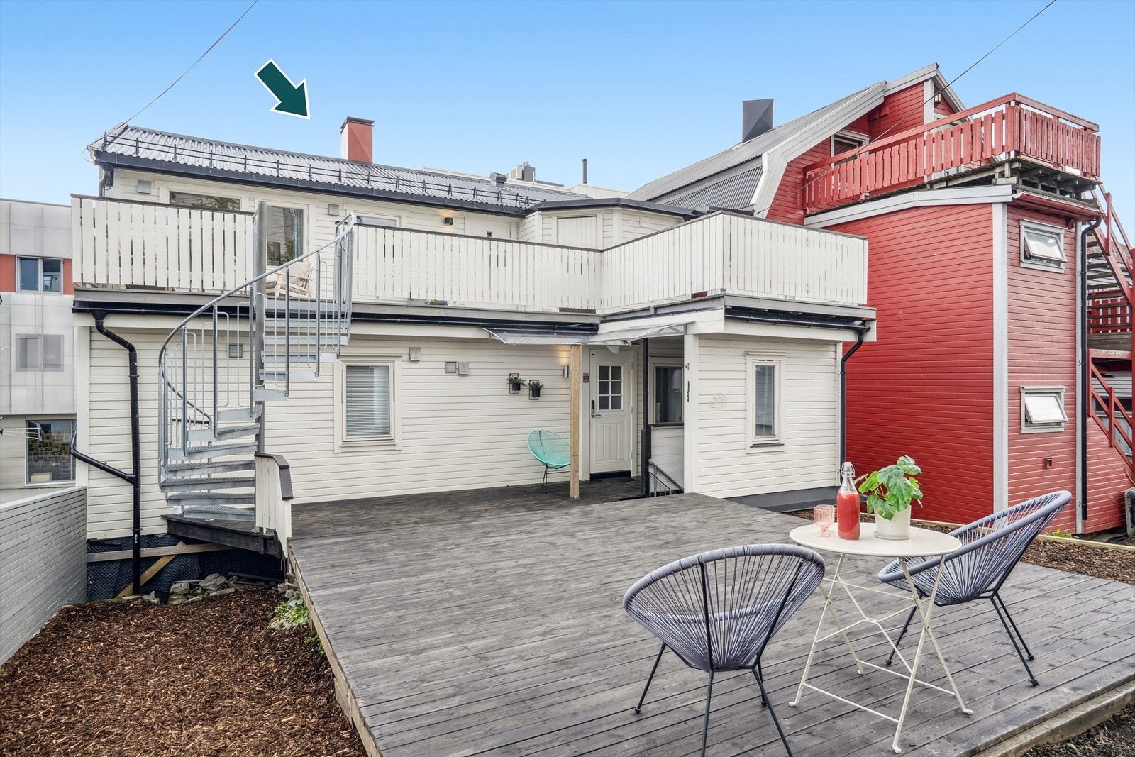Adkomst til leiligheten via utvendig trapp til stor privat veranda. Stor felles markterrasse på felles eiendom Galleribilde