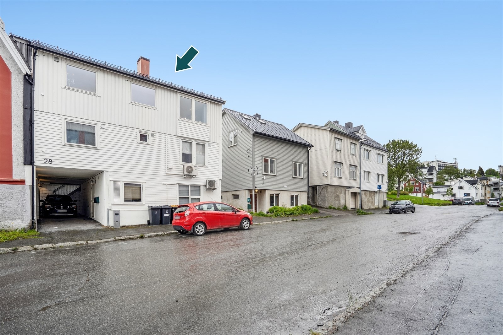 Fasade mot Parkgata . Leilgiheten ligger i øverste (2.etg.) Adkomst via felles portrom og trapper. Felles parkering for en bil og en gjesteparkering i portrom/carport Galleribilde