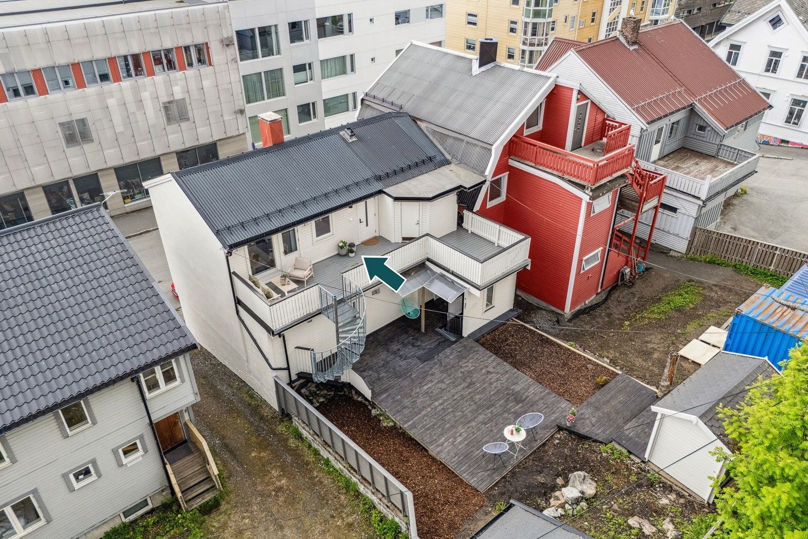 Leiligheten befinner seg i 2.etg. i en seksjonert bolig og har stor vestvendt veranda med gode solforhold Galleribilde