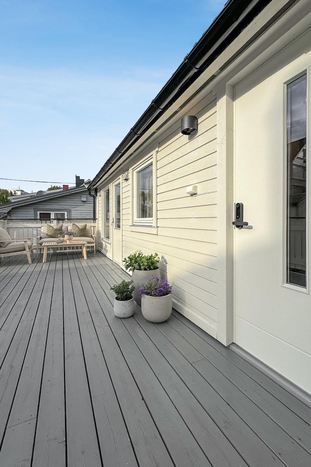 Fasade og veranda mot vest med adkomst både fra inngangsdør og verandadør i stue (Selgers eget foto) Galleribilde