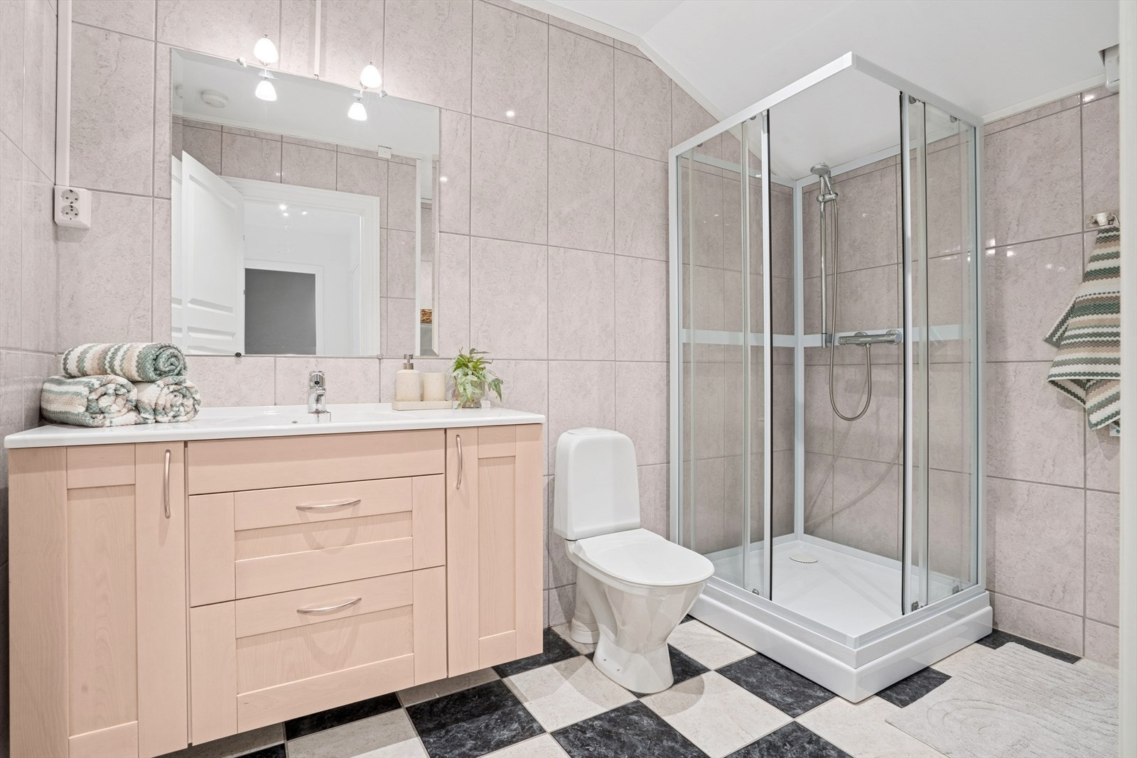 Badet er utstyrt med stor innredning med stort speil, wc og dusjkabinett. Badet er fra 2004 og må påregnes utbedret/renovert Galleribilde