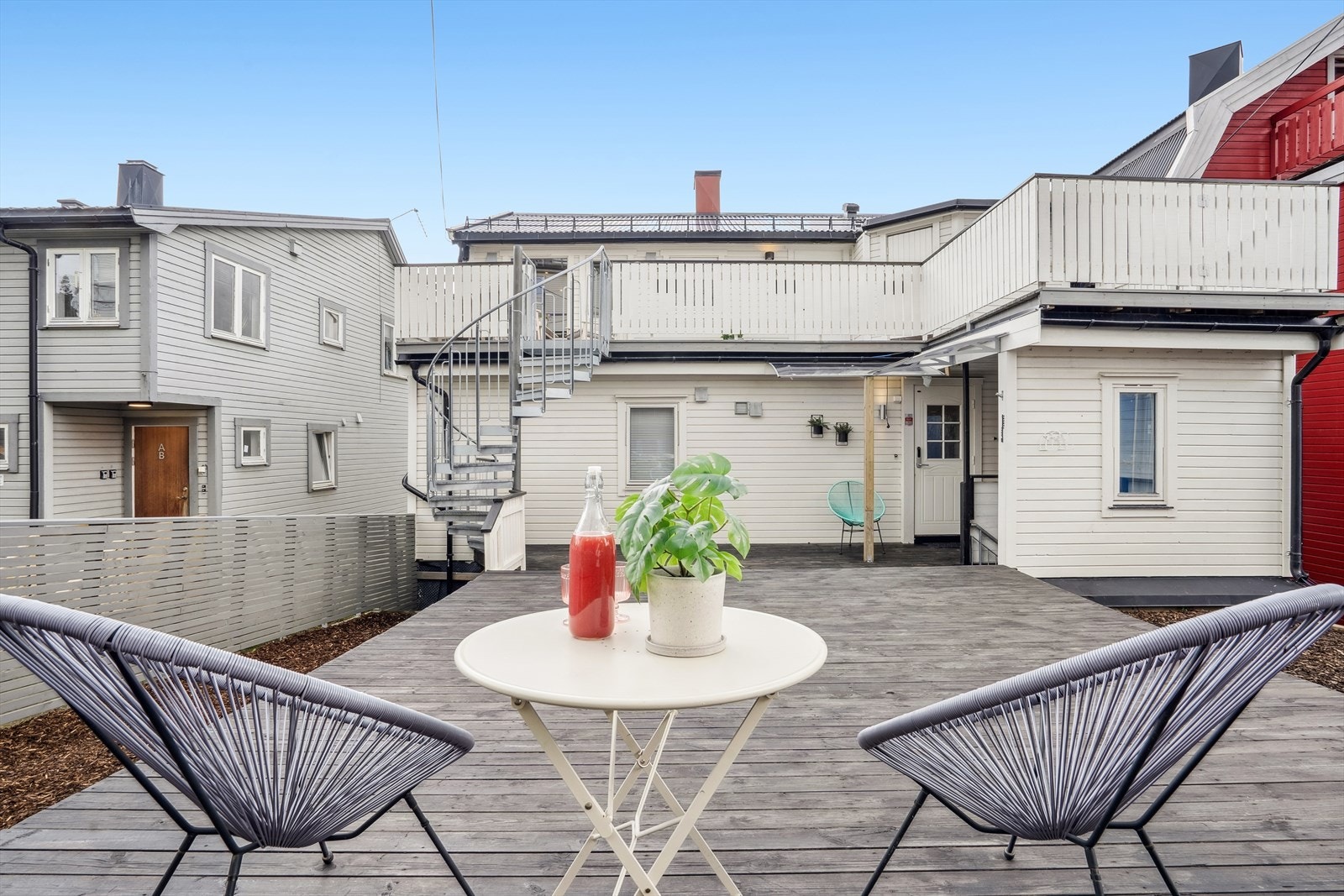 Adkomst til leiligheten via utvendig trapp til stor privat veranda. Stor felles markterrasse på felles eiendom Galleribilde