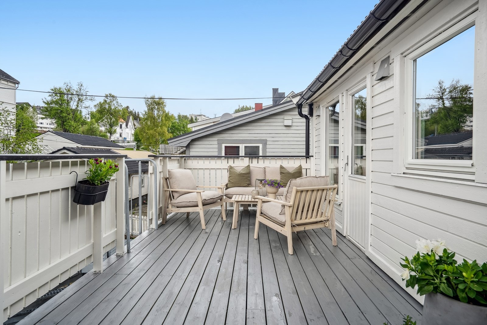 Privat veranda med skjermet beliggenhet og gode solforhold Galleribilde