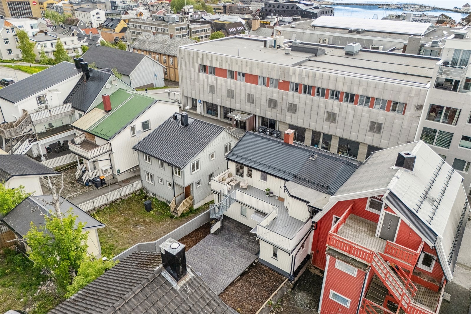 Leiligheten befinner seg i 2.etg. i en seksjonert bolig og har stor vestvendt veranda med gode solforhold Galleribilde
