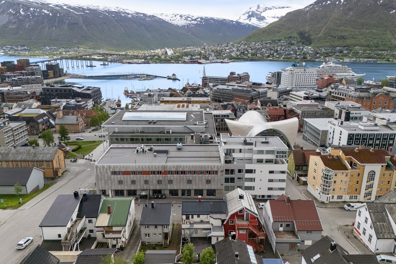 Beliggende midt i Tromsø sentrum, like ovenfor biblioteket, Fokus kino og rådhuset Galleribilde