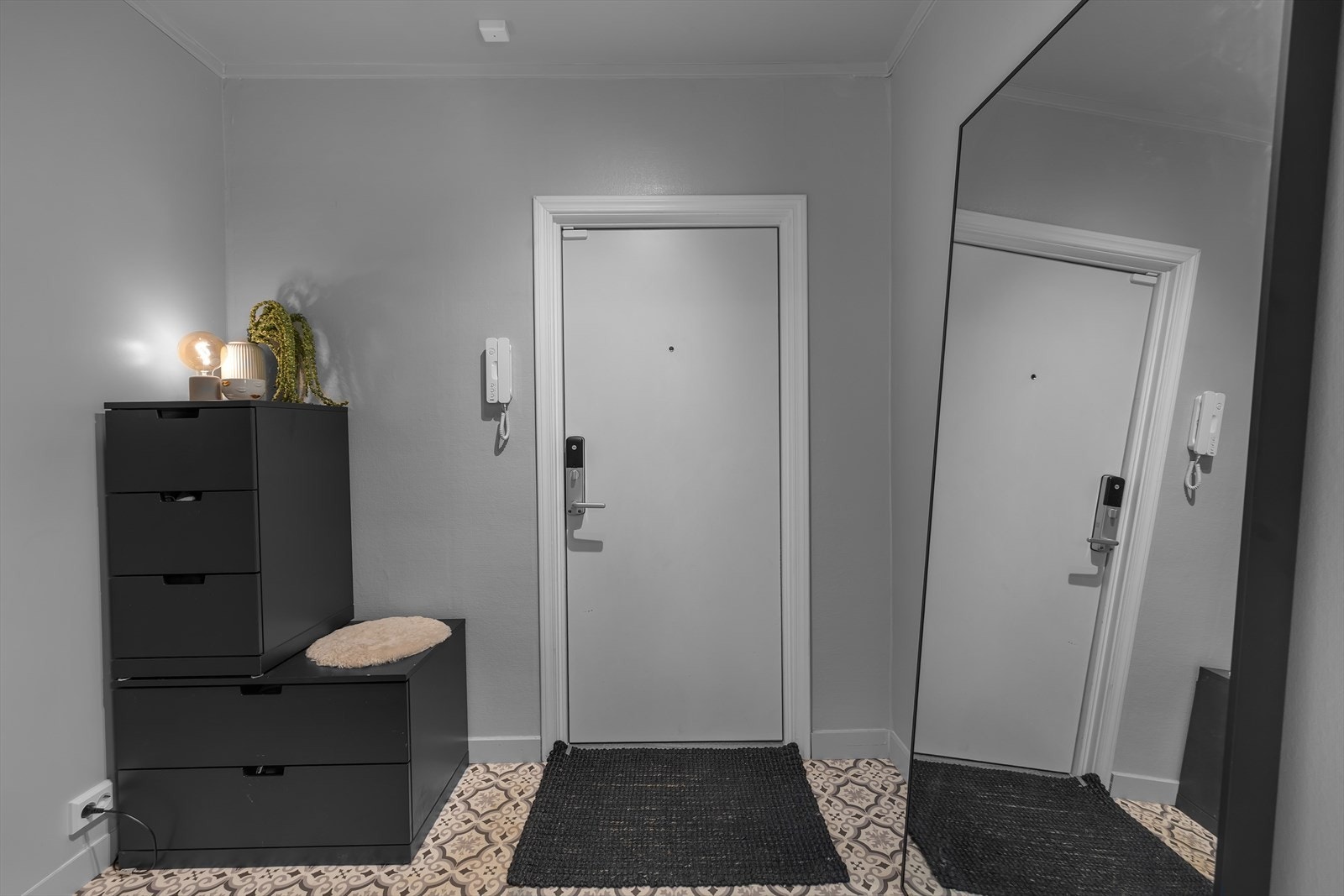 Plass til lagringa av yttertøy og sko. Galleribilde