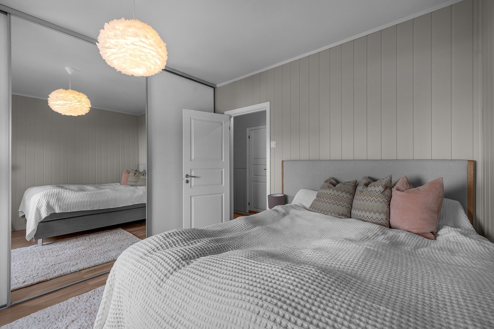 Hovedsoverommet er av god størrelse med stor garderobe og god plass til dobbeltseng med tilhørende møblement. Galleribilde